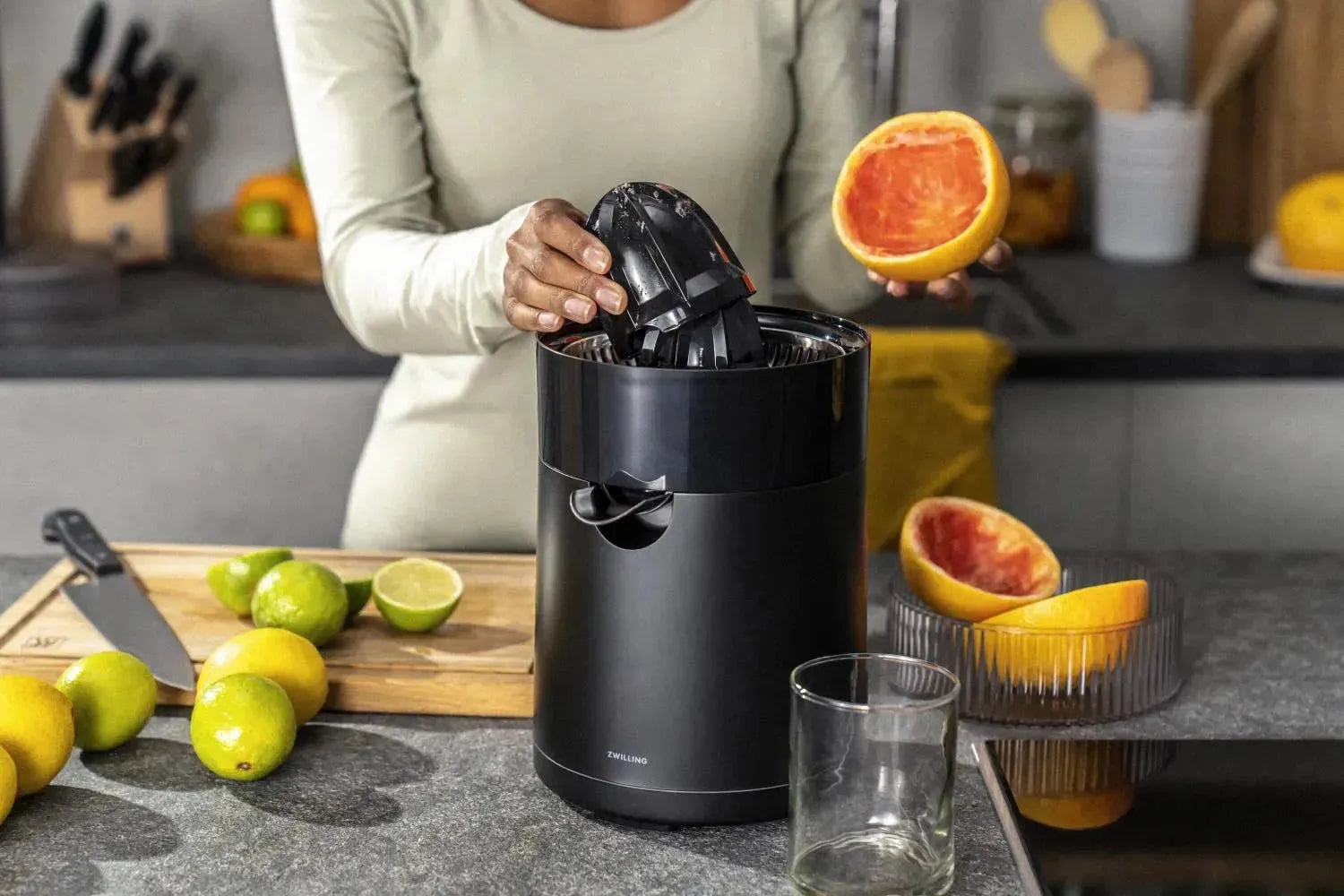 Elegante schwarze Zitruspresse von Zwilling, ideal für frischen Saft. Kompakt, leistungsstark und einfach zu reinigen.