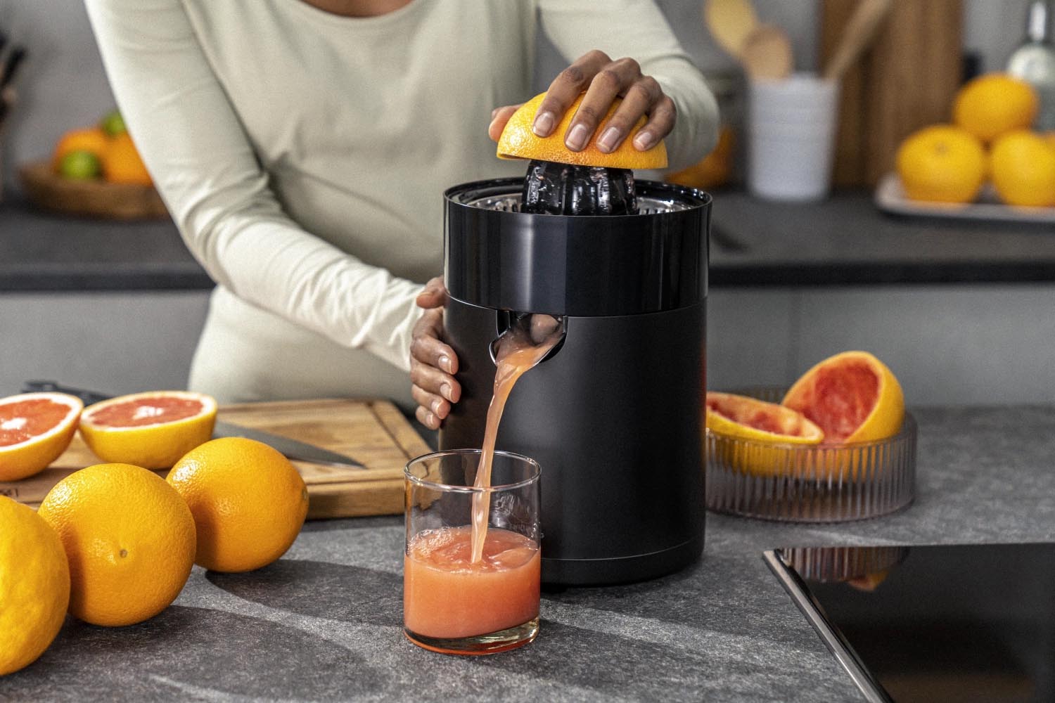 Stilvolle schwarze Zitruspresse von Zwilling, perfekt für frischen Saft. Kompakt, effizient und leicht zu reinigen.