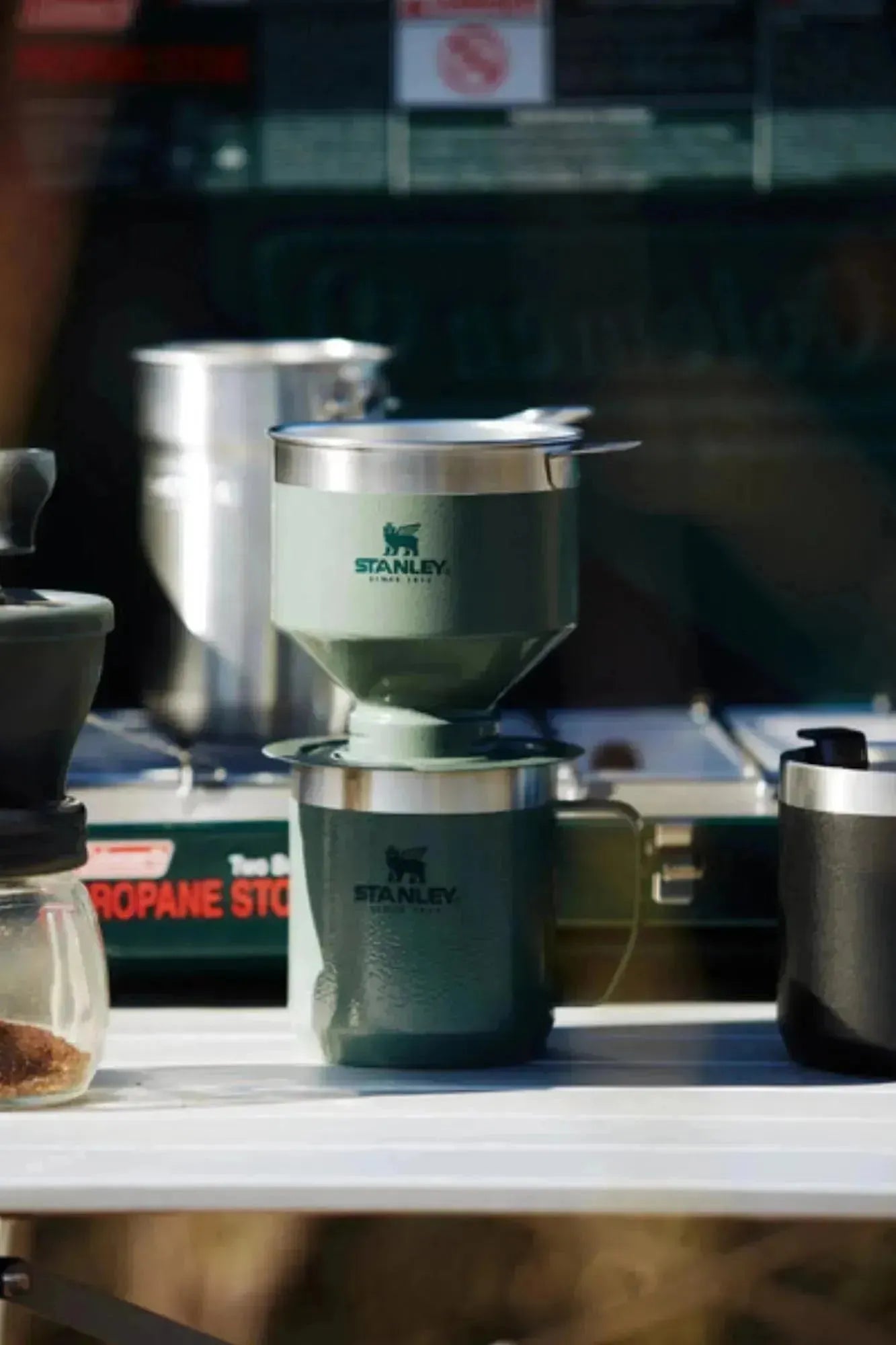 Stanley Everyday Camp Mug 0.35l in Hammertone Green, perfekt für Outdoor-Fans, hält Getränke warm oder kalt, langlebig und funktional.