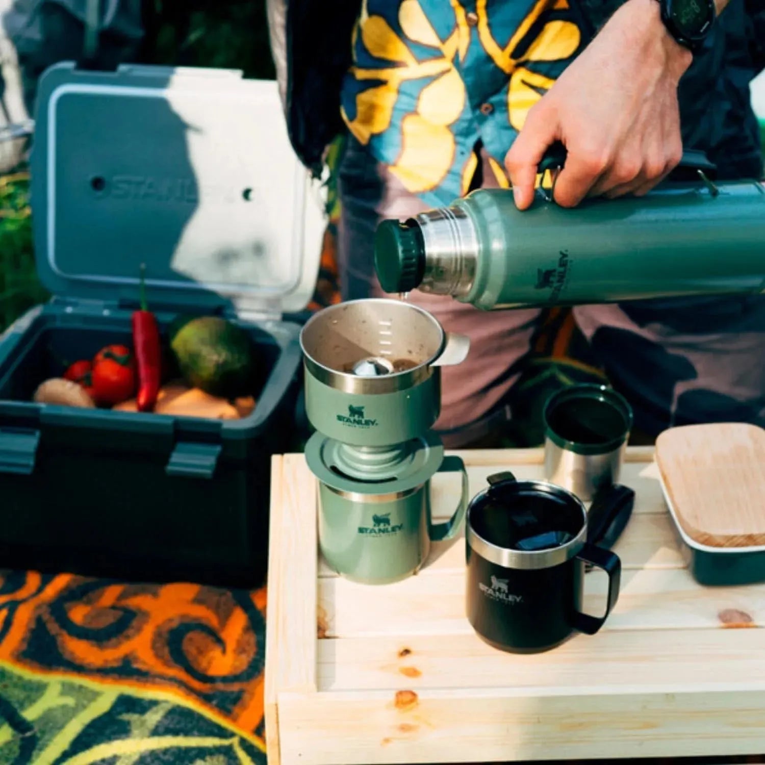 Robuster Stanley Camp Mug 0.35l in Hammertone Green, ideal für Outdoor-Abenteuer, hält Getränke warm oder kalt, praktisch und stilvoll.