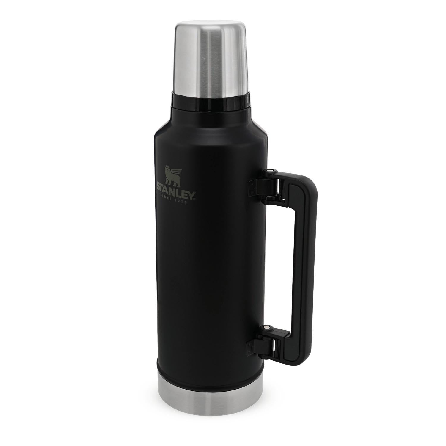 Die Stanley Legendary Classic Flasche 1.9l in mattem Schwarz bietet langlebige Isolierung und stilvolles Design für unterwegs.