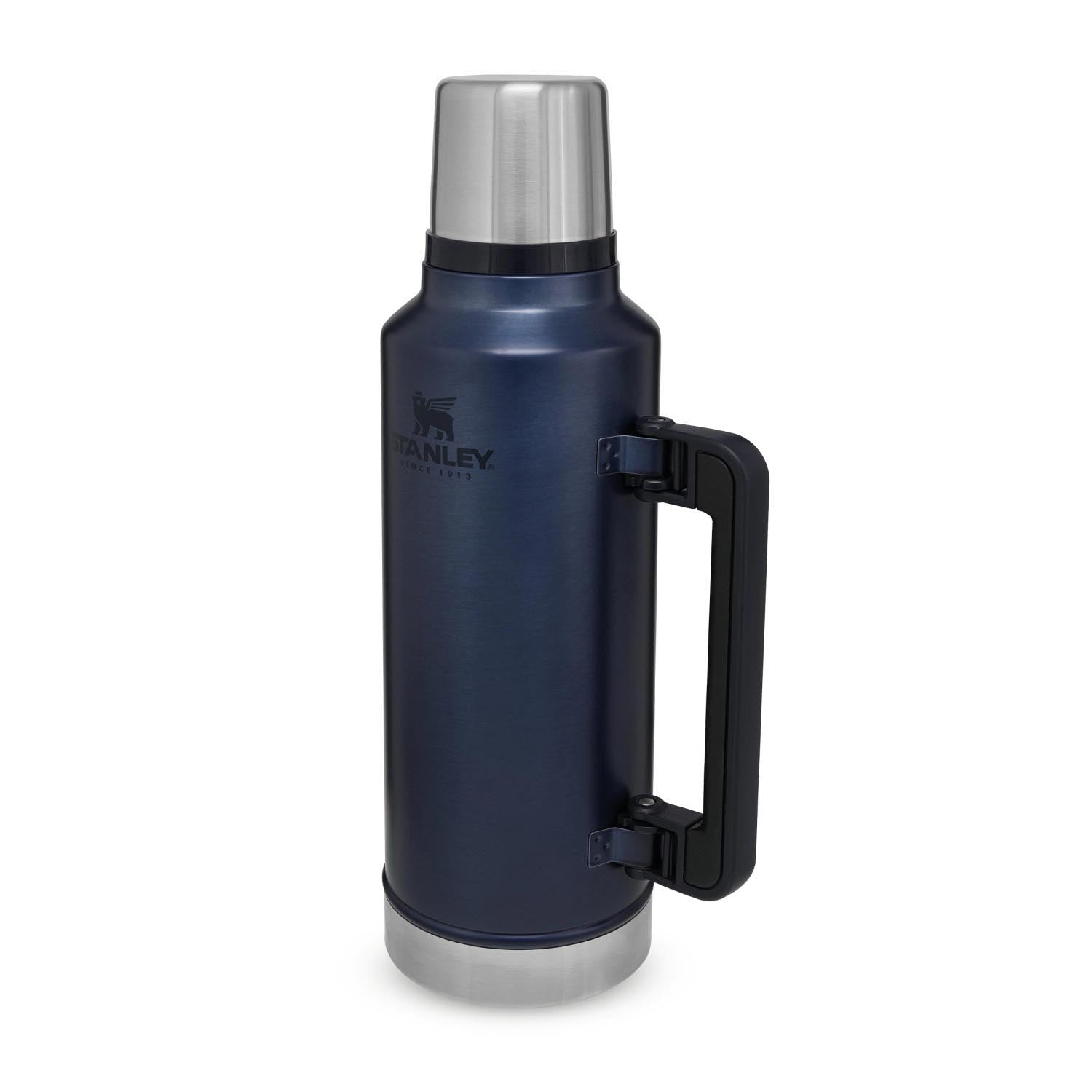 Die Stanley Legendary Classic Flasche 1.9L in Hammertone Lake bietet robuste Isolierung und stilvolles Design für unterwegs.