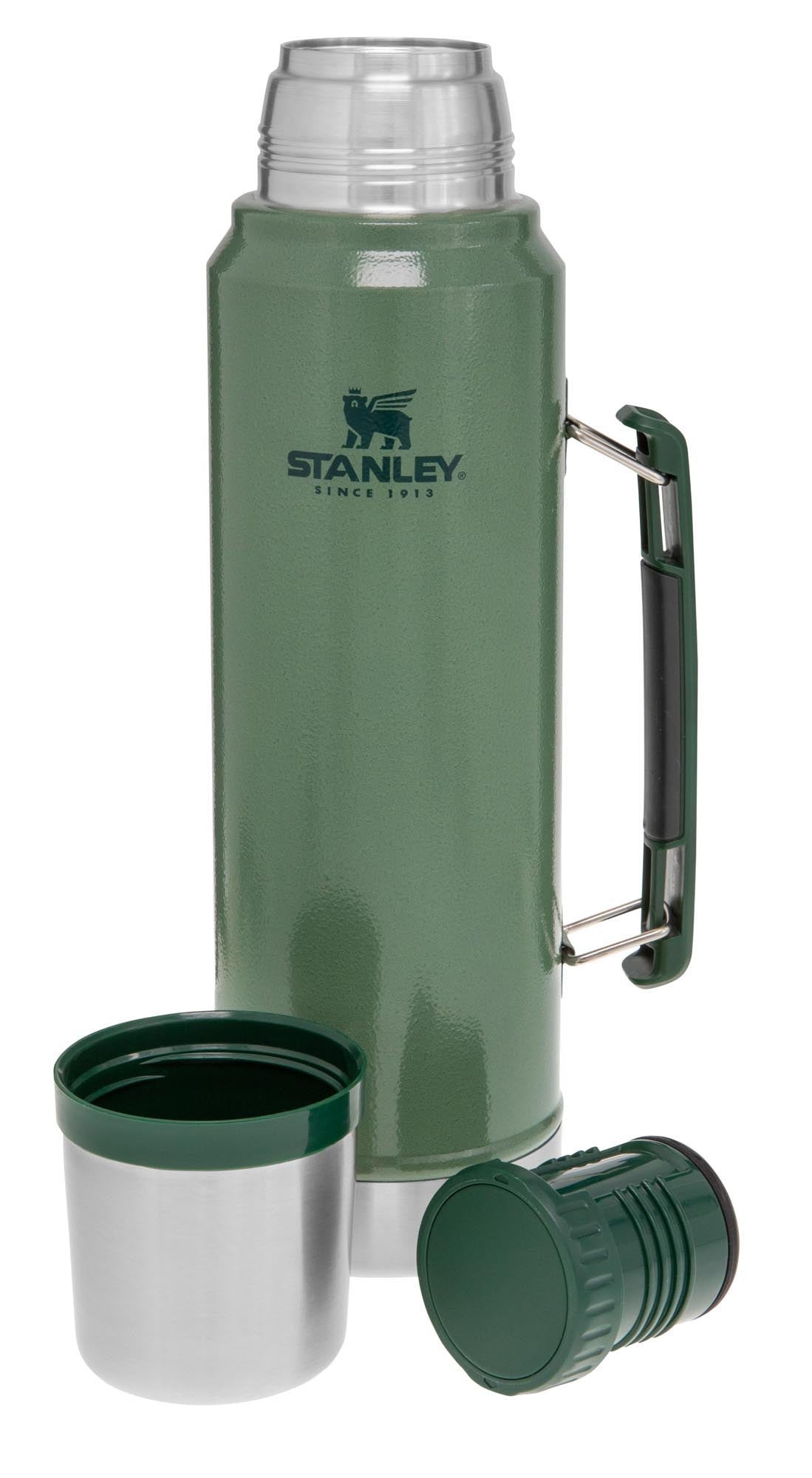 Die Stanley Legendary Classic 1.0l Flasche in Hammertone Green hält Getränke lange heiß oder kalt und ist ideal für Abenteuer und Outdoor.
