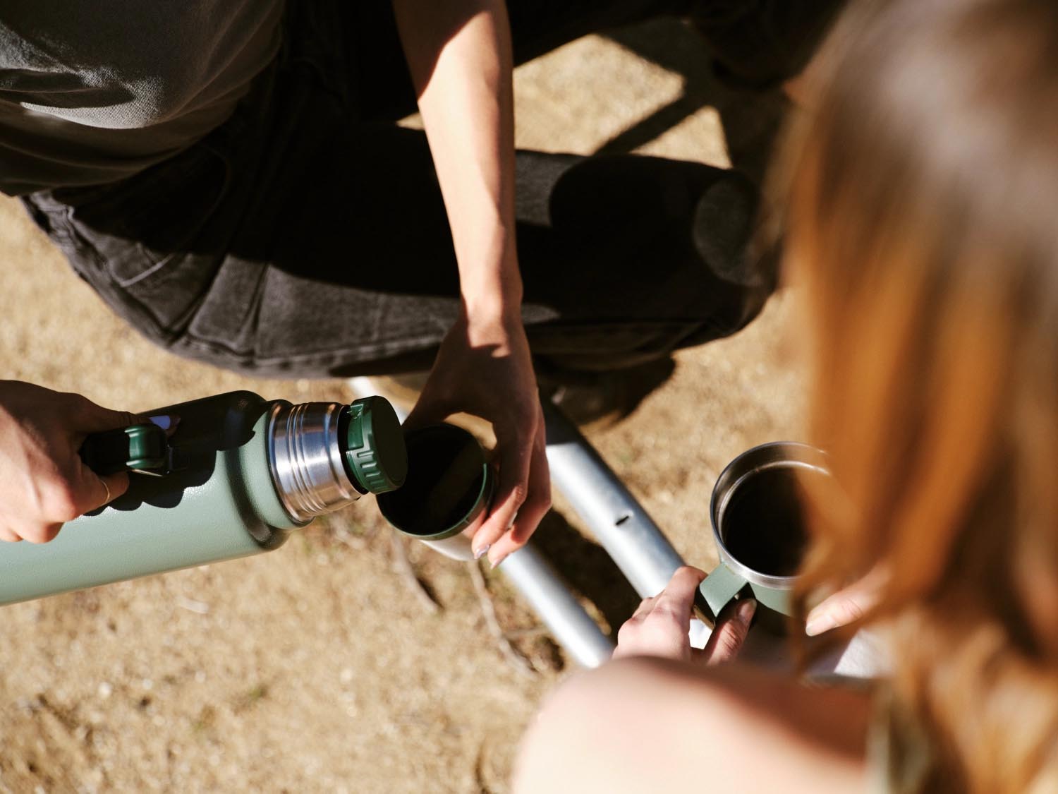 Die Stanley Legendary Classic 1.0l Flasche in Hammertone Green hält Getränke lange heiß oder kalt und ist ideal für Abenteuer und Outdoor.