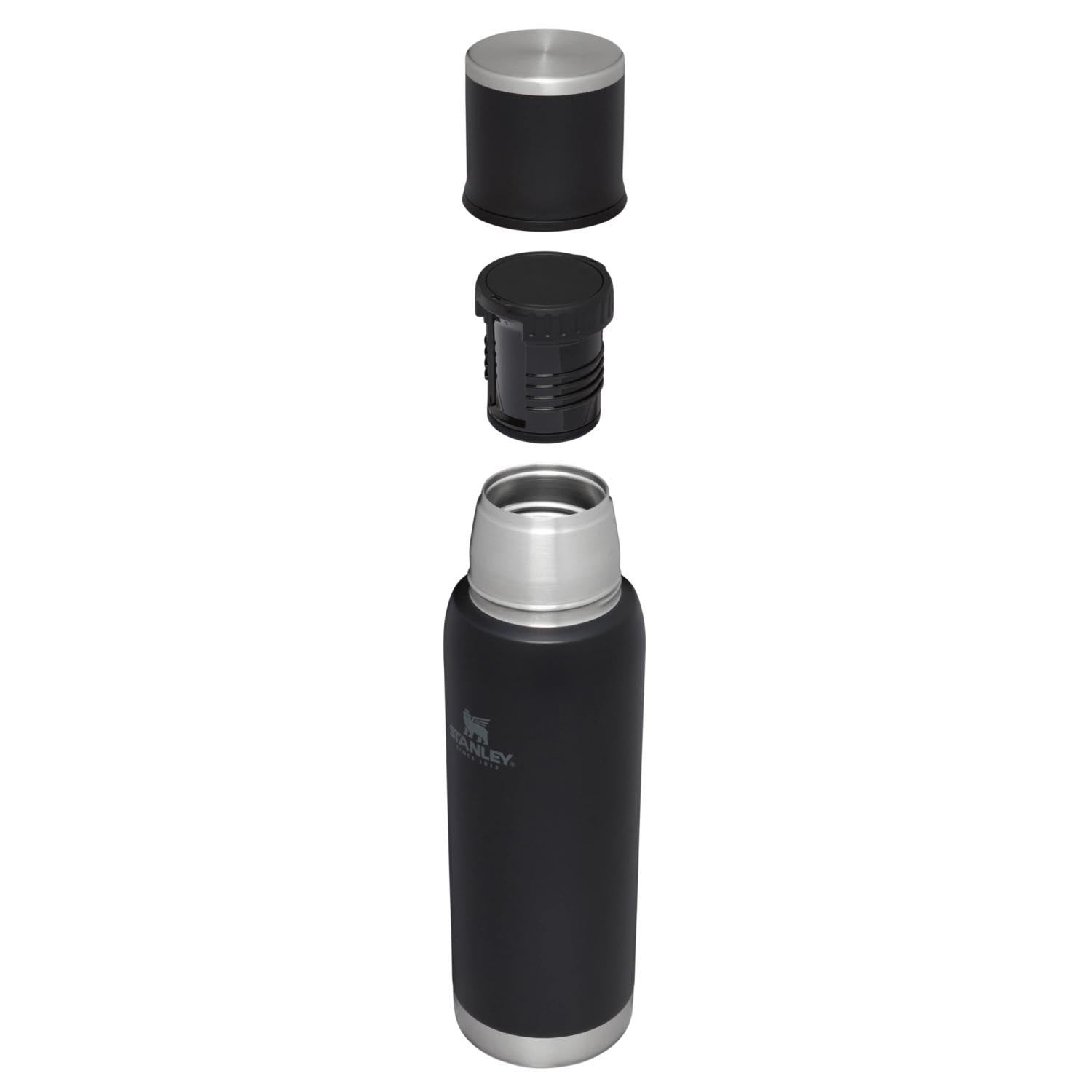 Die Stanley Adventure To-Go Flasche 0.75l in Schwarz ist langlebig, auslaufsicher und ideal für Outdoor-Abenteuer und den täglichen Gebrauch.
