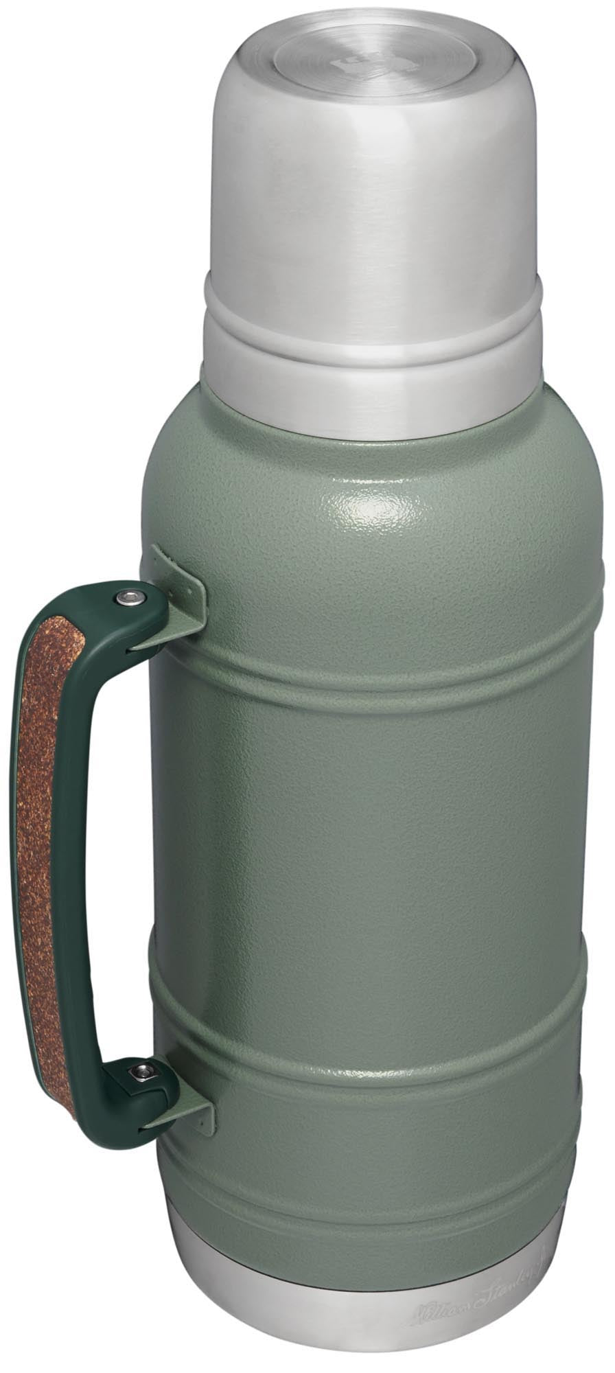 Die Stanley Artisan Thermosflasche 1.4L in Hammertone Green hält Getränke lange heiß oder kalt, ideal für Outdoor-Abenteuer.
