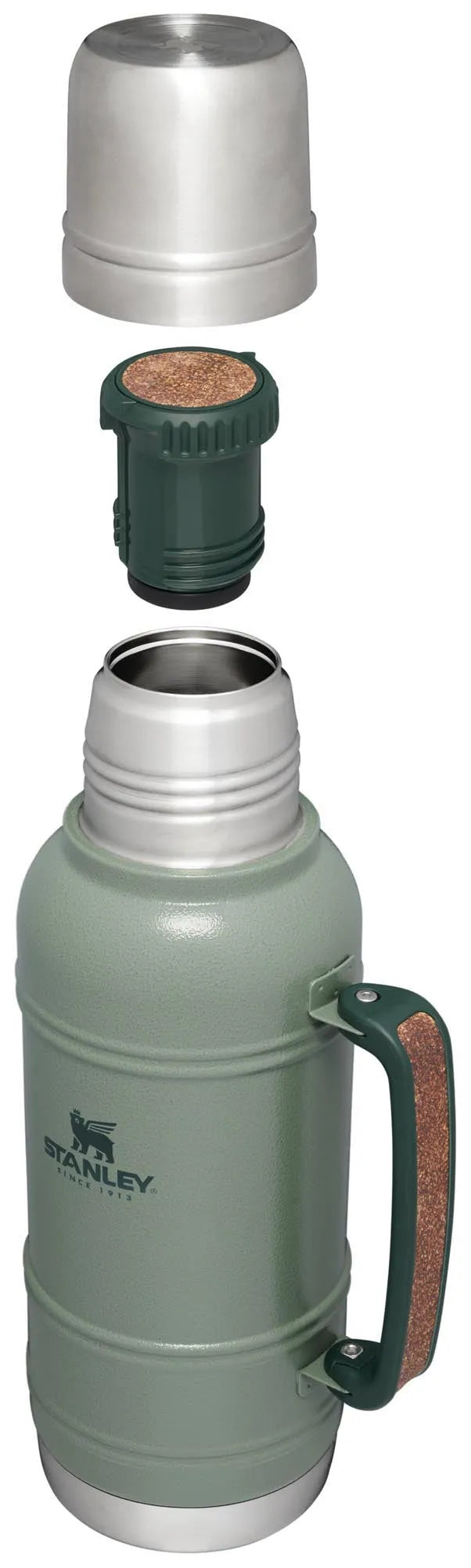 Die Stanley Artisan 1.4L Thermosflasche in Hammertone Green bietet langlebige Isolierung, perfekt für Outdoor-Aktivitäten und Abenteuer.