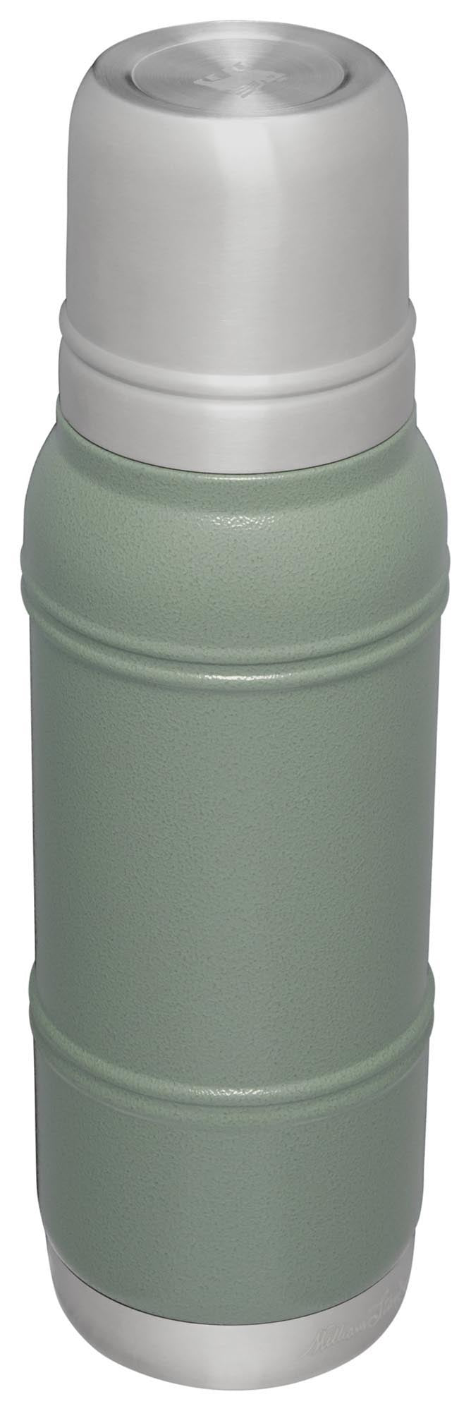 Die Stanley Artisan Thermosflasche 1.0l in Hammertone Green bietet stilvolle Isolierung für heiße und kalte Getränke unterwegs.