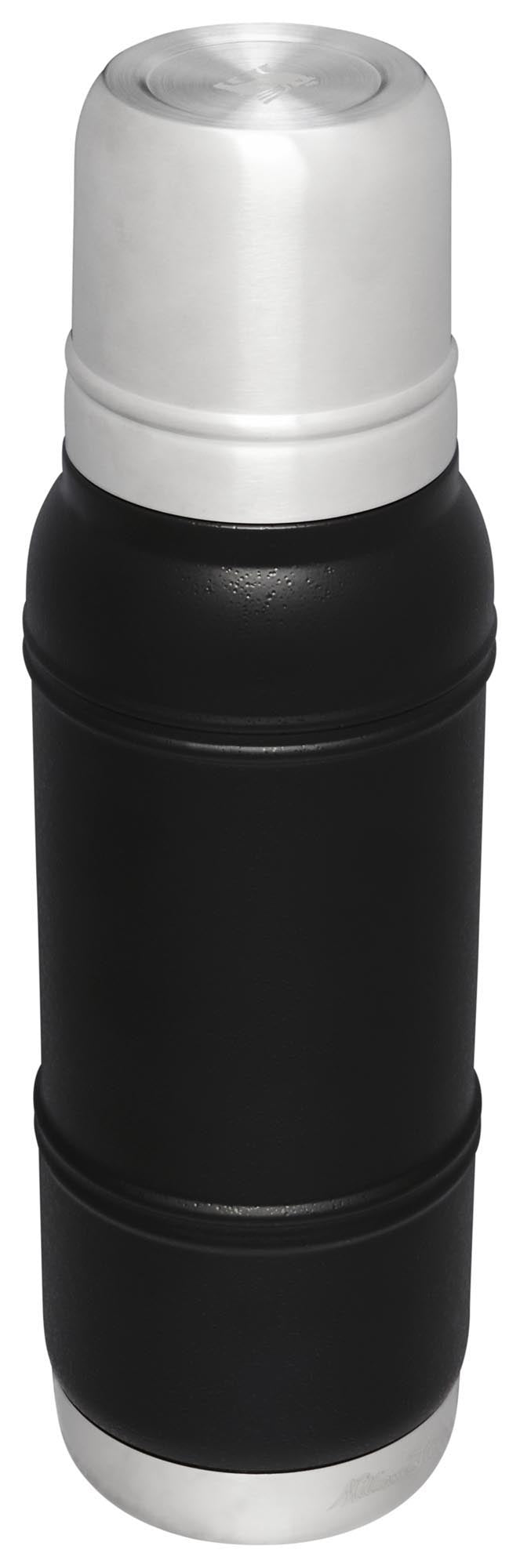 Die Stanley Artisan Thermal Flasche 1.0l in Black Moon bietet stilvolle Isolierung für heiße und kalte Getränke unterwegs.