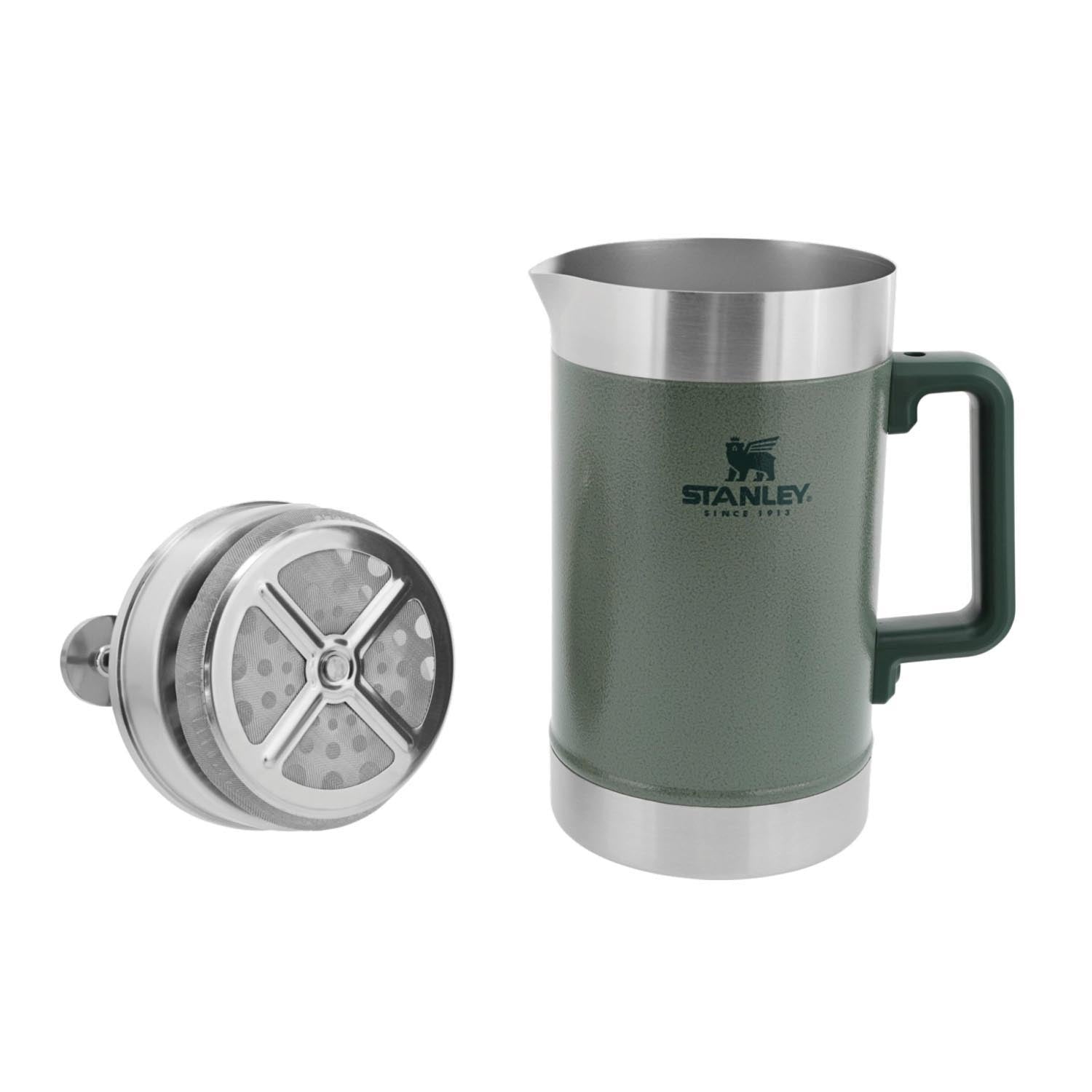 Die Stanley Stay-Hot French Press 1.4L in Hammertone Green hält Kaffee stundenlang heiß und ist ideal für Outdoor-Abenteuer.