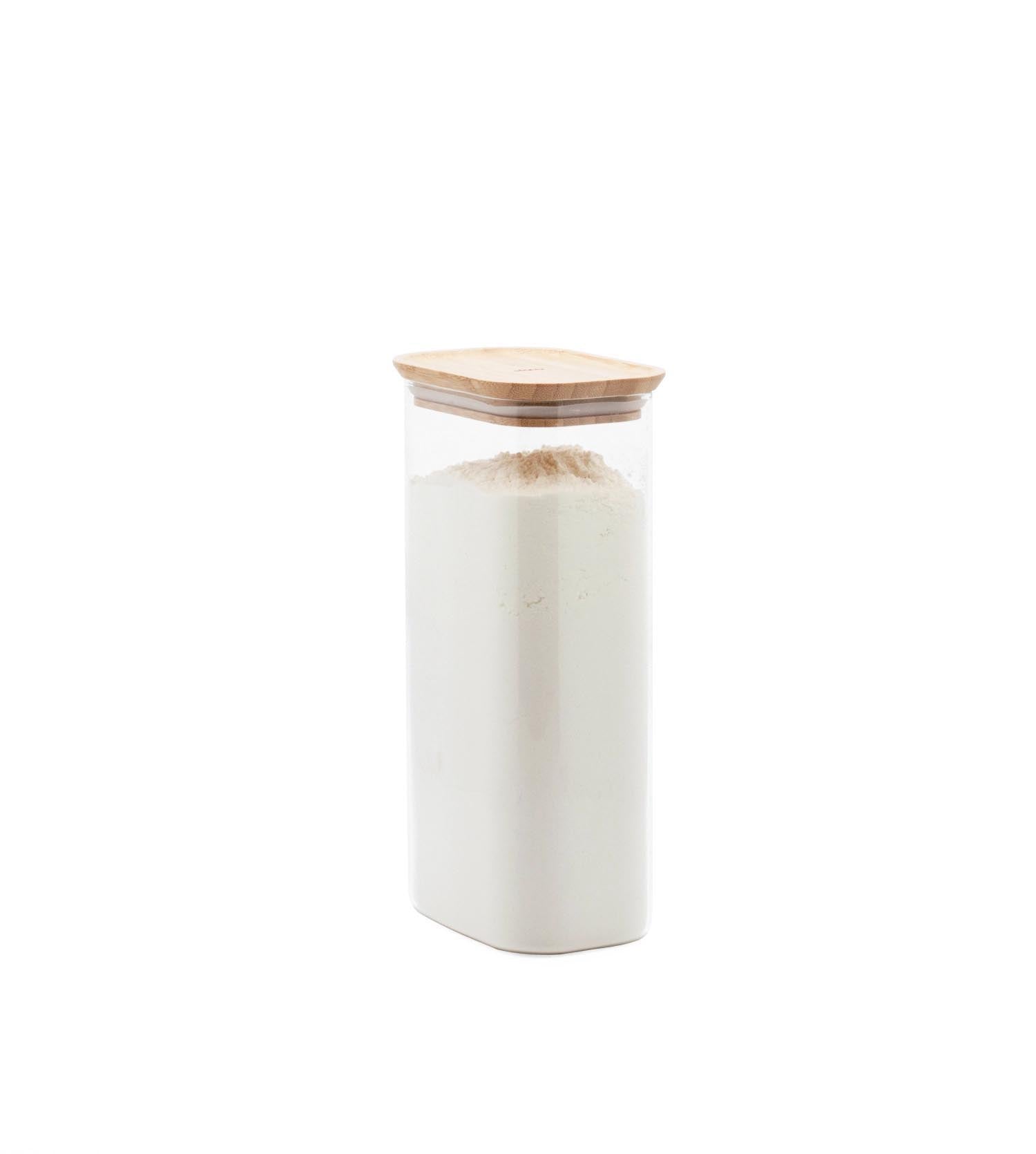 Vorratsglas mit Bambusdeckel 1.8l 12.5x8.5x26.1cm in Braun präsentiert im Onlineshop von KAQTU Design AG. Aufbewahrungsbehälter ist von Pebbly