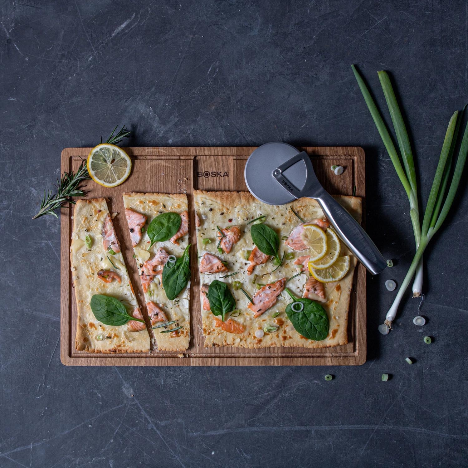 Das Boska Monaco+ Pizzarad schneidet Pizza präzise und stilvoll, ideal für Genießer und Fans von hochwertigem Design.