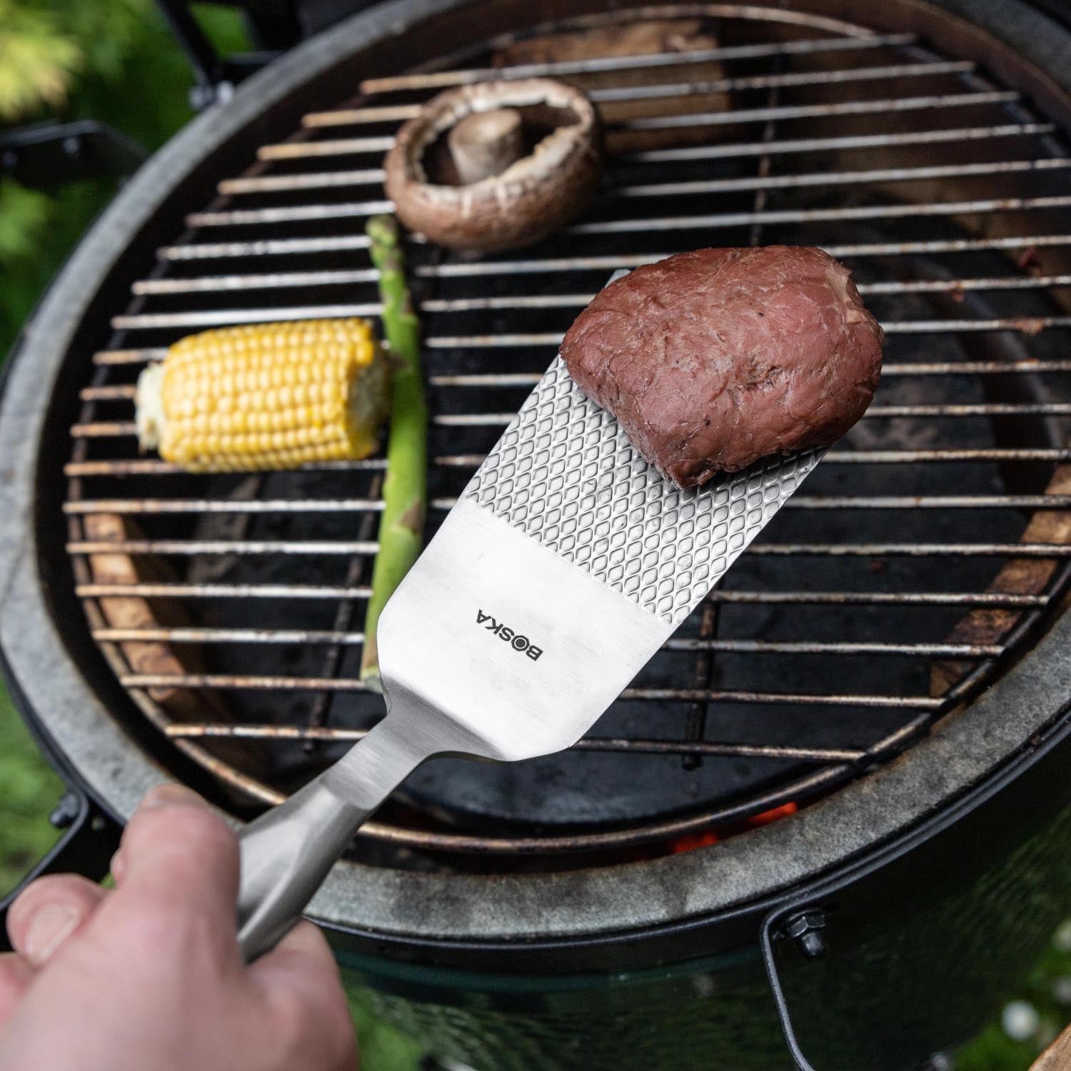 Der Monaco+ BBQ Wender von Boska ist ein robustes Grillwerkzeug, perfekt für das präzise Wenden von Grillgut.