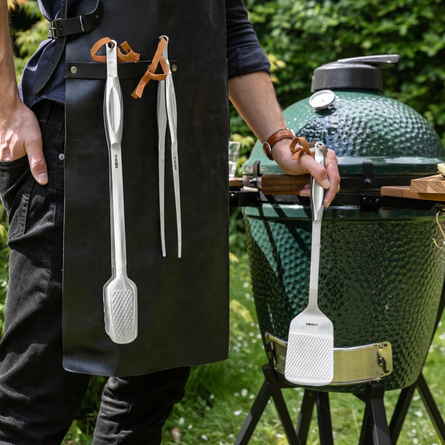 Hochwertiges 3-teiliges Grillzubehör-Set von Boska, bestehend aus Zange, Wender und Pinsel, für ein unvergessliches Grillerlebnis.