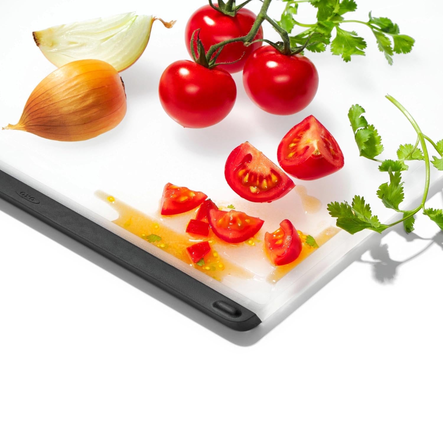 Das OXO Good Grips Prep Schneidebrett überzeugt mit rutschfester Stabilität und ist perfekt für präzises Arbeiten in der Küche.