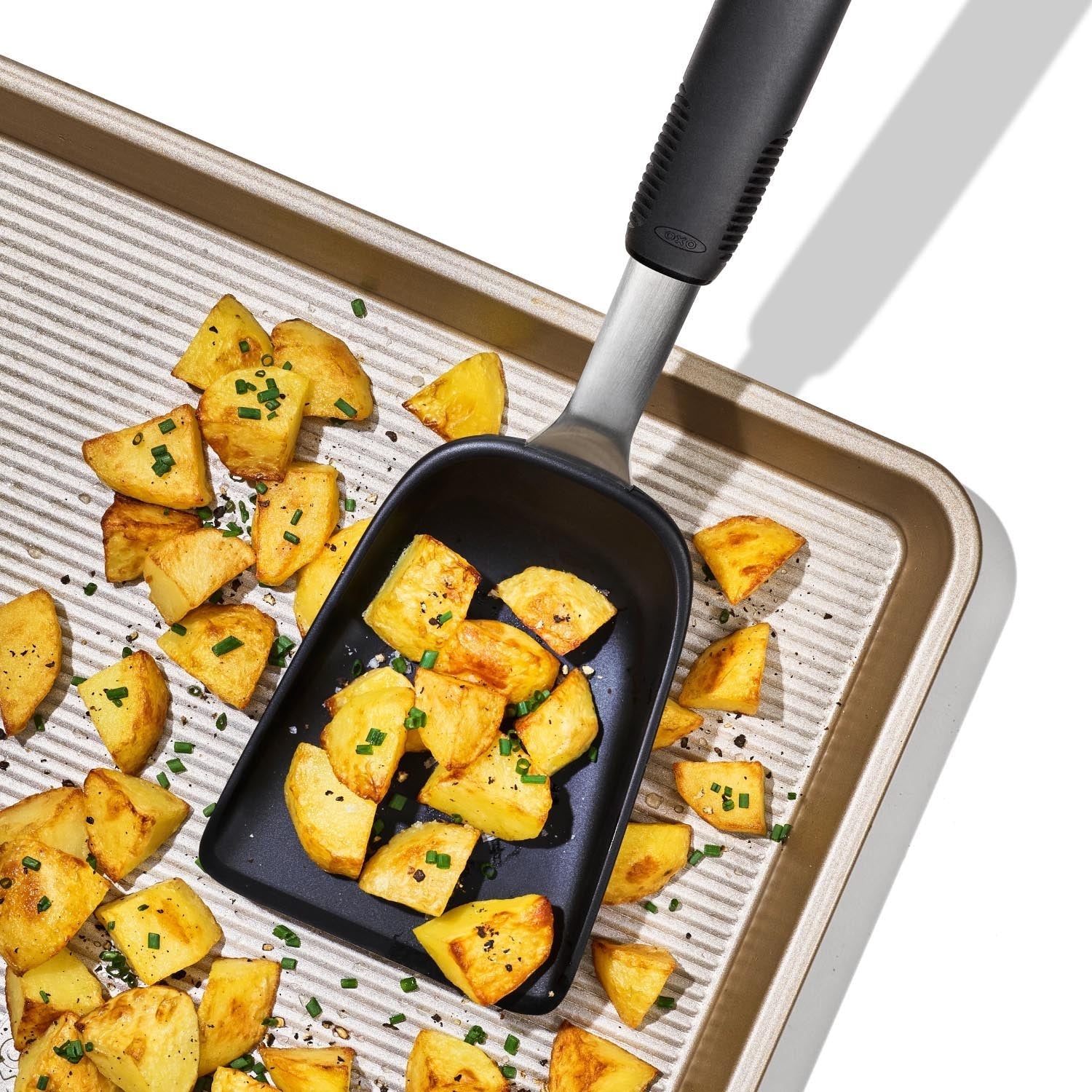 Der OXO Good Grips Schöpflöffel überzeugt mit rutschfestem Griff, ideal für Suppen, langlebig und ergonomisch gestaltet.