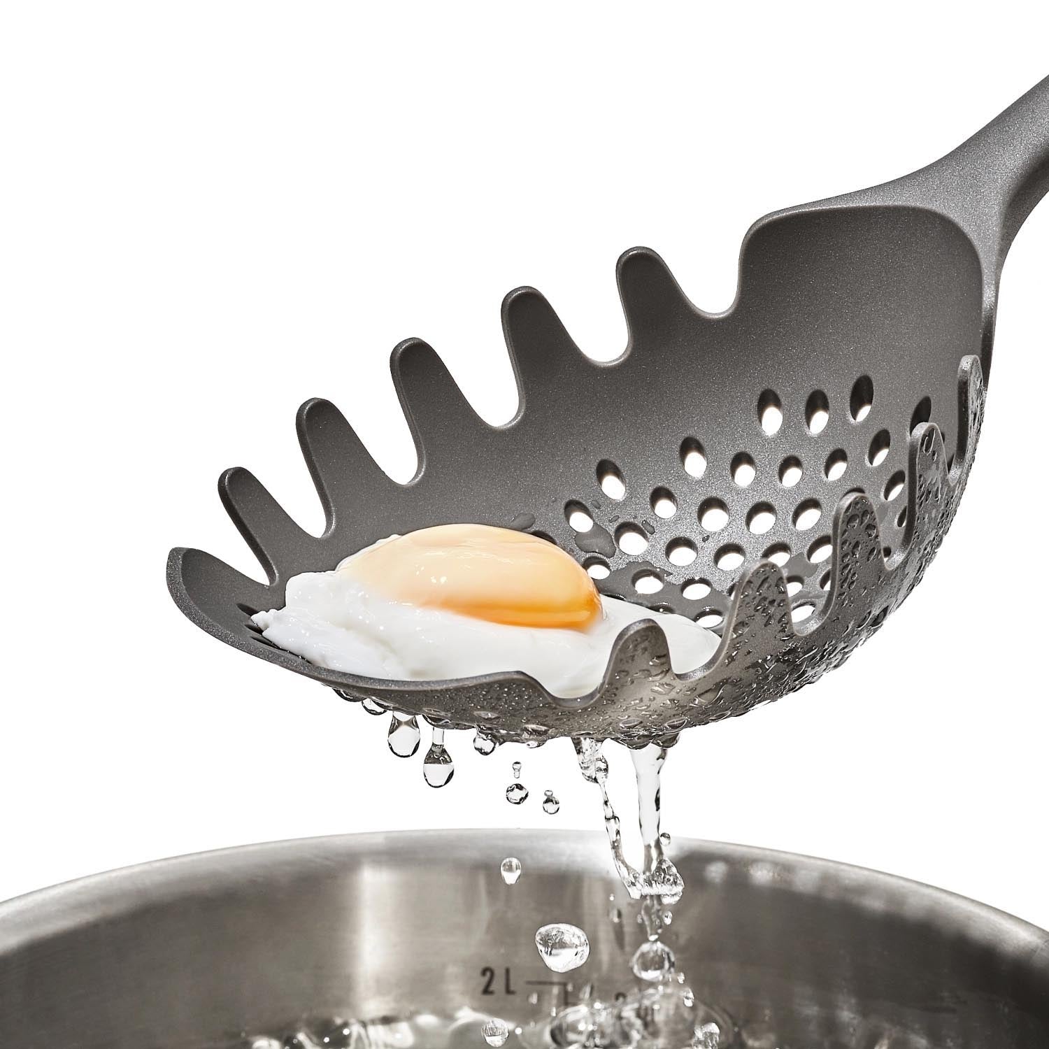 Der OXO Good Grips Pastaschöpfer überzeugt mit ergonomischem Griff und hitzebeständigem Design für müheloses Pasta-Servieren.