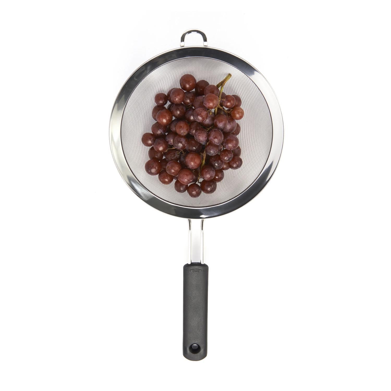 Das OXO Good Grips Sieb 20 cm bietet ein feines Netz, rutschfeste Griffe und ist ideal für präzises Abseihen und vielseitige Küchenanwendungen.