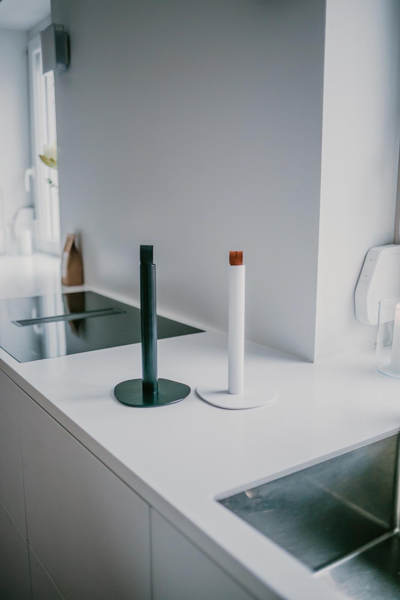 Weißer Küchenrollenhalter von Nordesign, minimalistisch und praktisch, ideal für eine moderne und stilvolle Küchengestaltung.