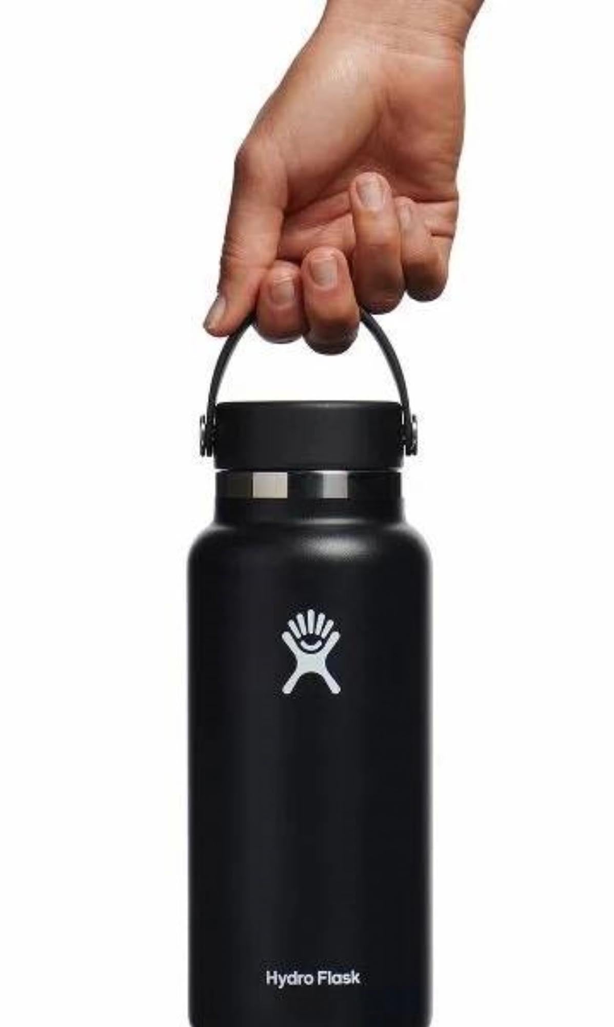 Schwarze Hydro Flask Trinkflasche mit 945 ml, ausgestattet mit einem flexiblen Deckel für einfaches Trinken, ideal für unterwegs und beim Sport.