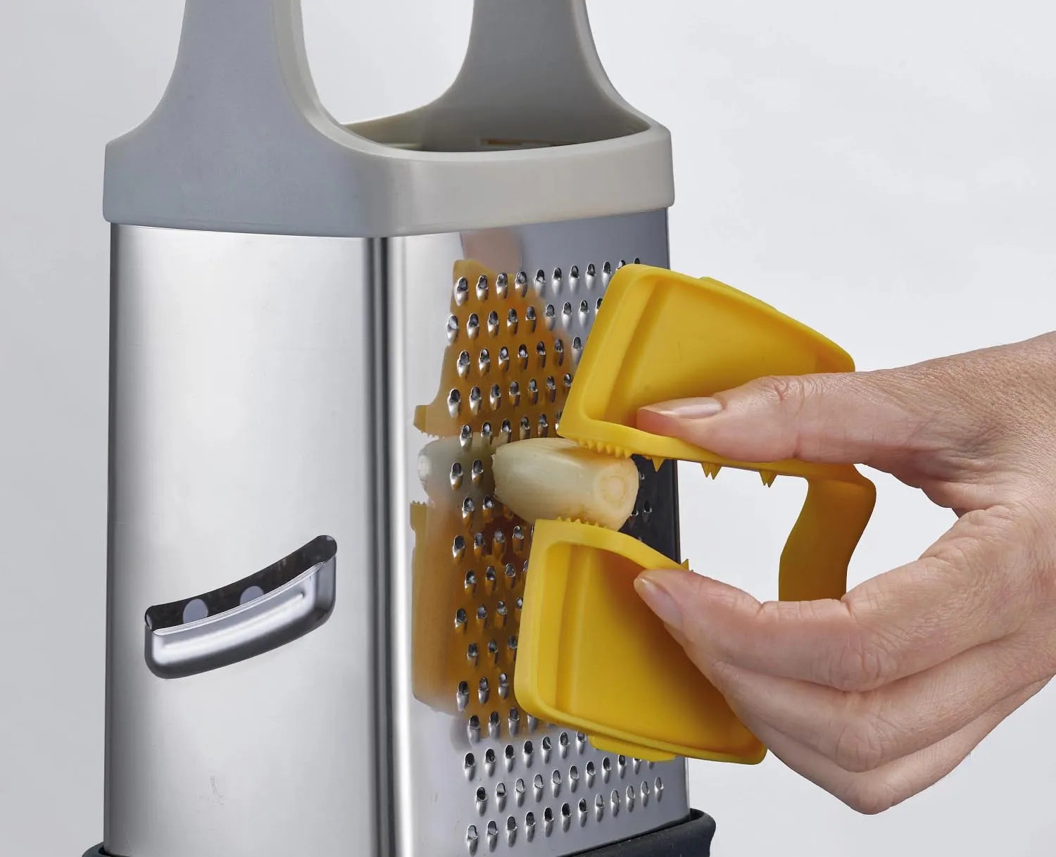 Multigriffreibe von Joseph Joseph mit komfortablem Griff, perfekt für präzises und vielseitiges Reiben in der Küche.