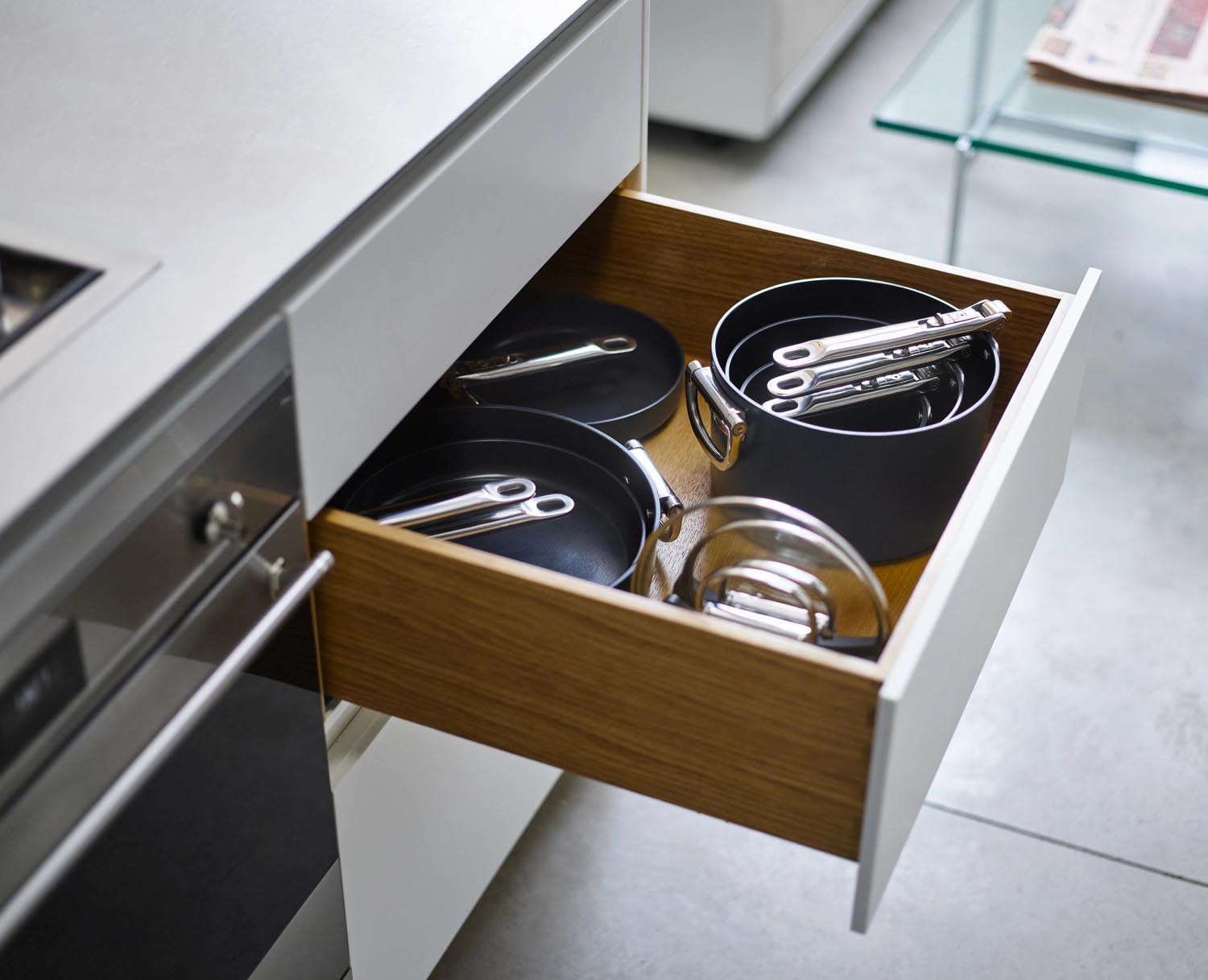 Kompakte 15 cm Stielkasserolle von Joseph Joseph mit klappbarem Griff und Deckel. Perfekt für effizientes Kochen und platzsparende Aufbewahrung.