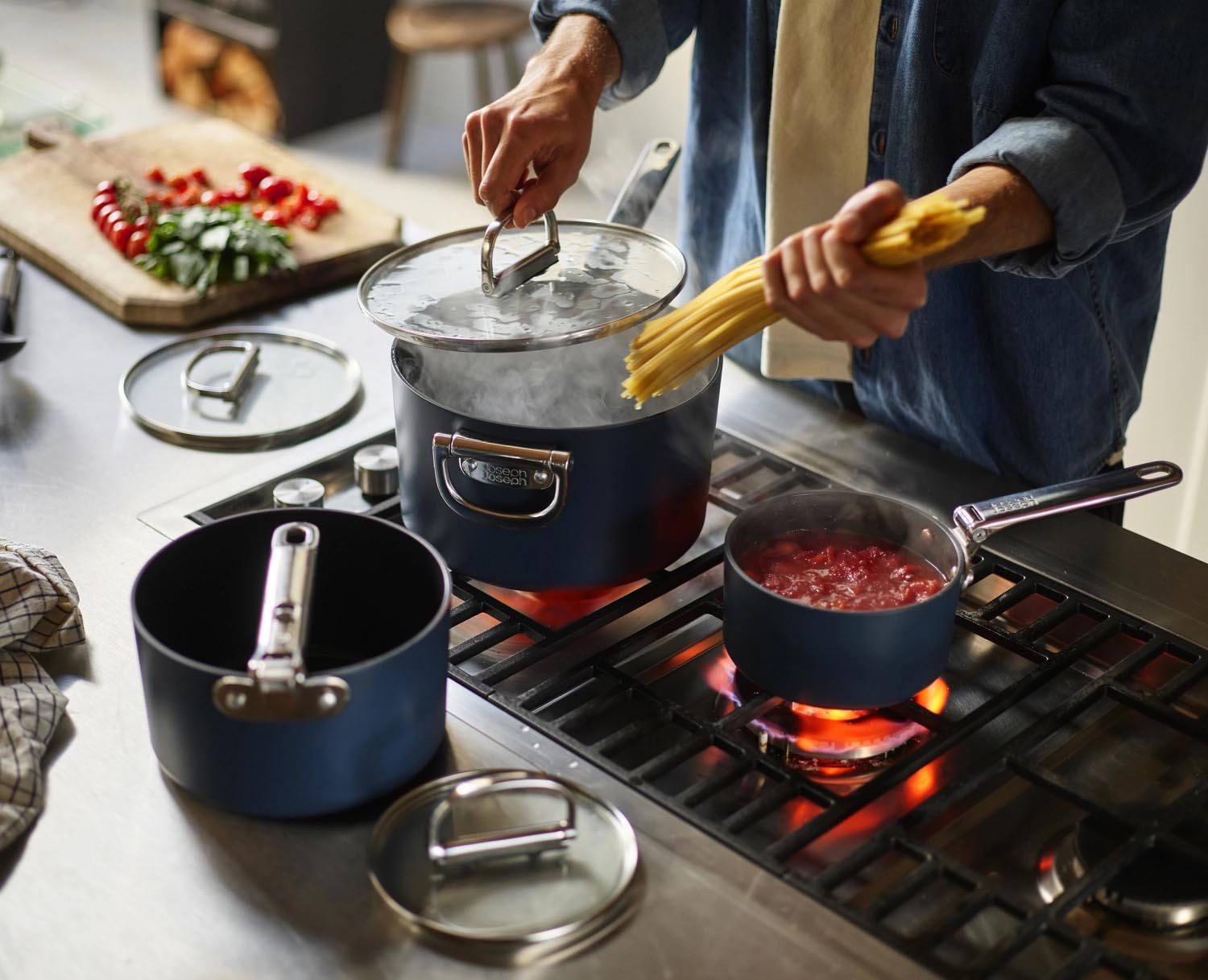 Erleben Sie die Space Stielkasserolle D23cm von Joseph Joseph – ideal für platzsparendes Kochen, mit klappbarem Griff und langlebiger Antihaftbeschichtung.