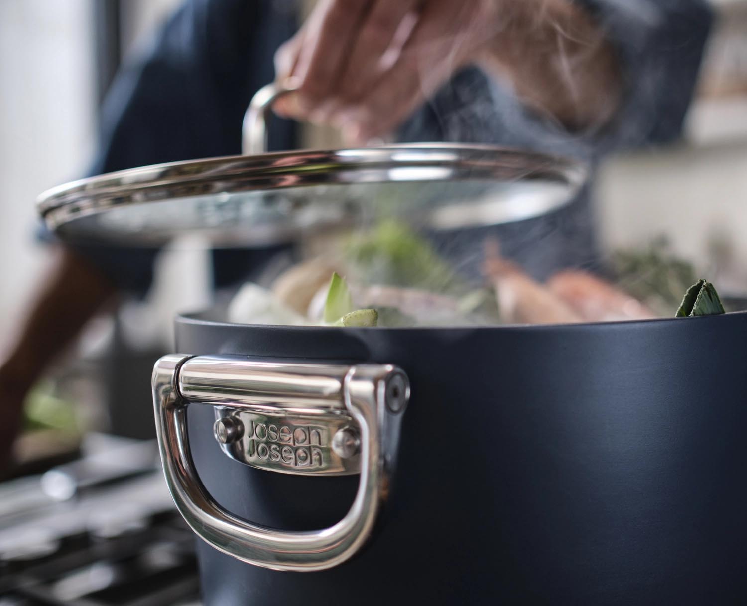Erleben Sie die innovative Space Stielkasserolle D23cm von Joseph Joseph – ideal für platzsparendes Kochen mit klappbarem Griff und langlebiger Antihaftbeschichtung.