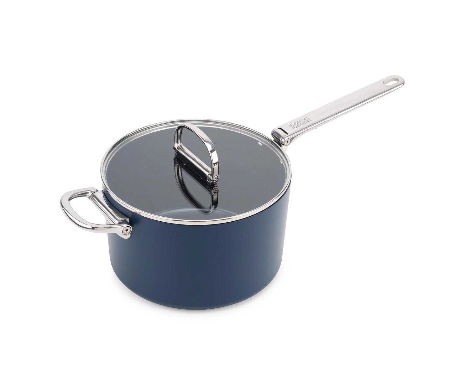 Kompakte Stielkasserolle mit 23 cm Durchmesser, klappbarem Griff und Deckel, perfekt für effizientes Kochen von Joseph Joseph.