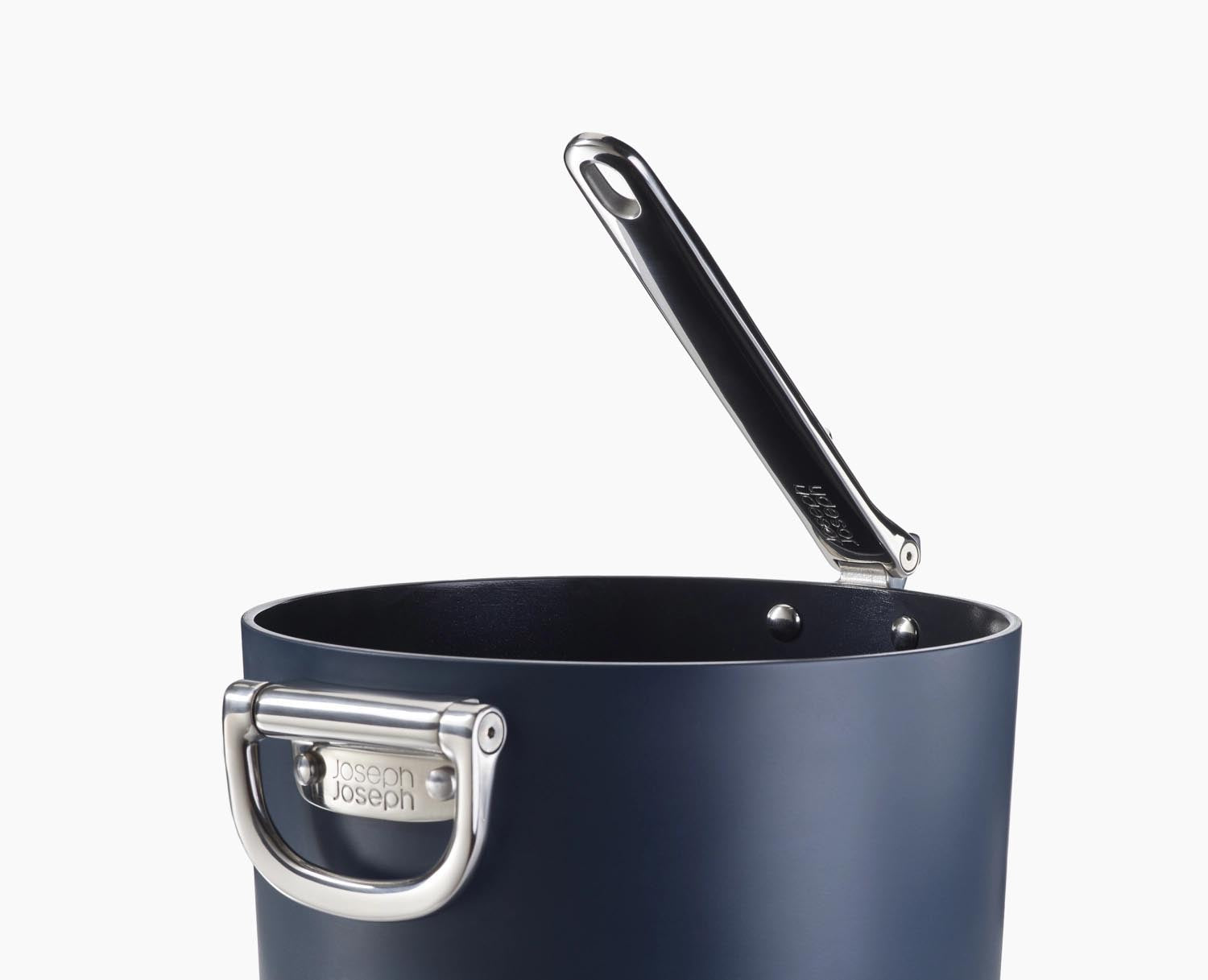 Praktische Stielkasserolle (23 cm) von Joseph Joseph mit faltbarem Griff und Deckel, ideal für platzsparendes Kochen und Verstauen.