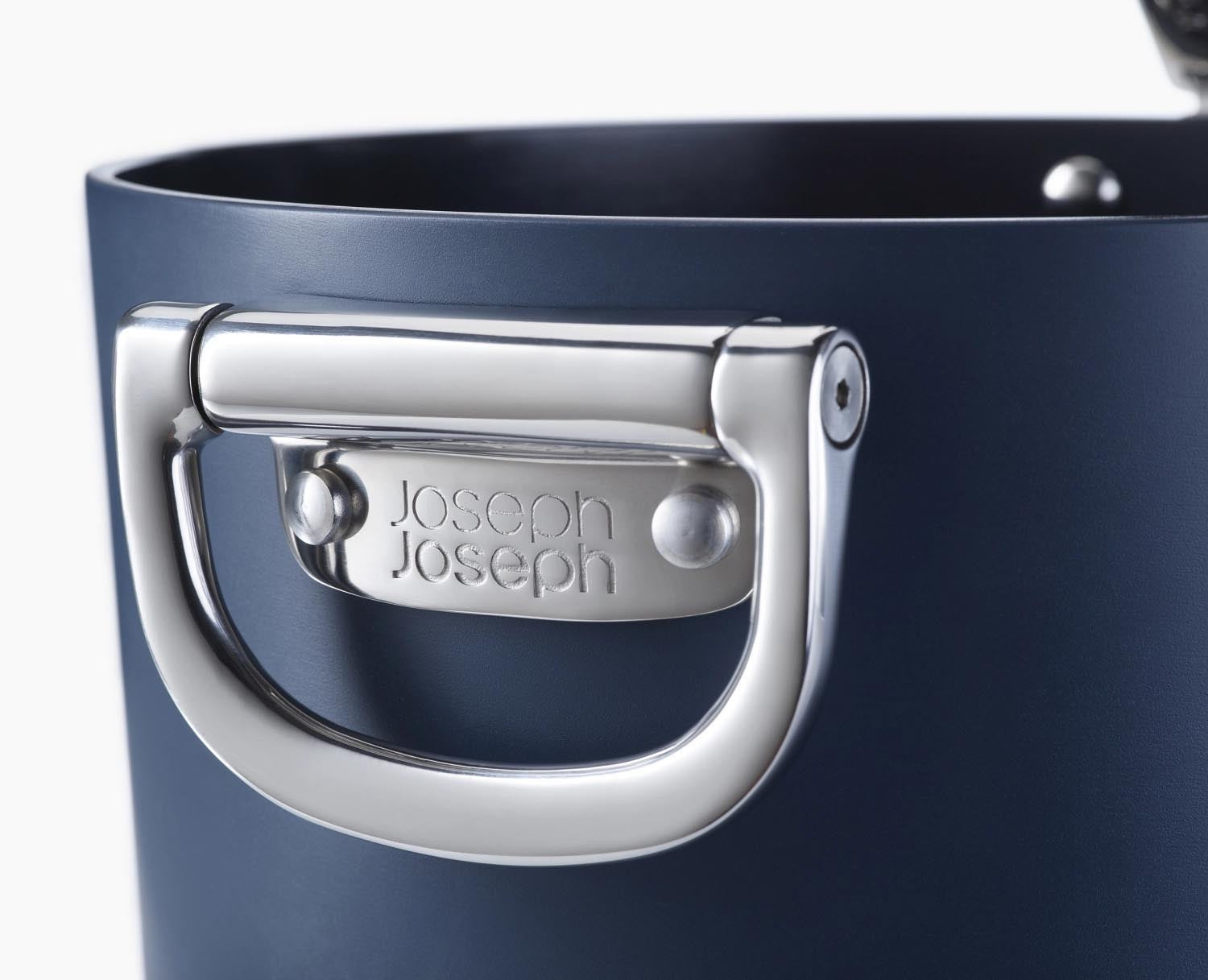 Kompakte Stielkasserolle (23 cm) von Joseph Joseph mit klappbarem Griff und Deckel, perfekt für effizientes Kochen und platzsparende Aufbewahrung.