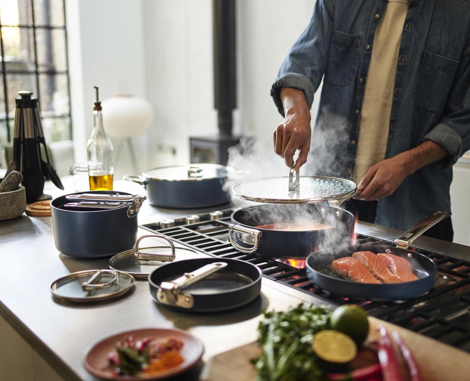 Die Space Bratpfanne D24cm von Joseph Joseph mit klappbarem Griff ist ideal für platzsparendes Kochen in kompakten Küchen.
