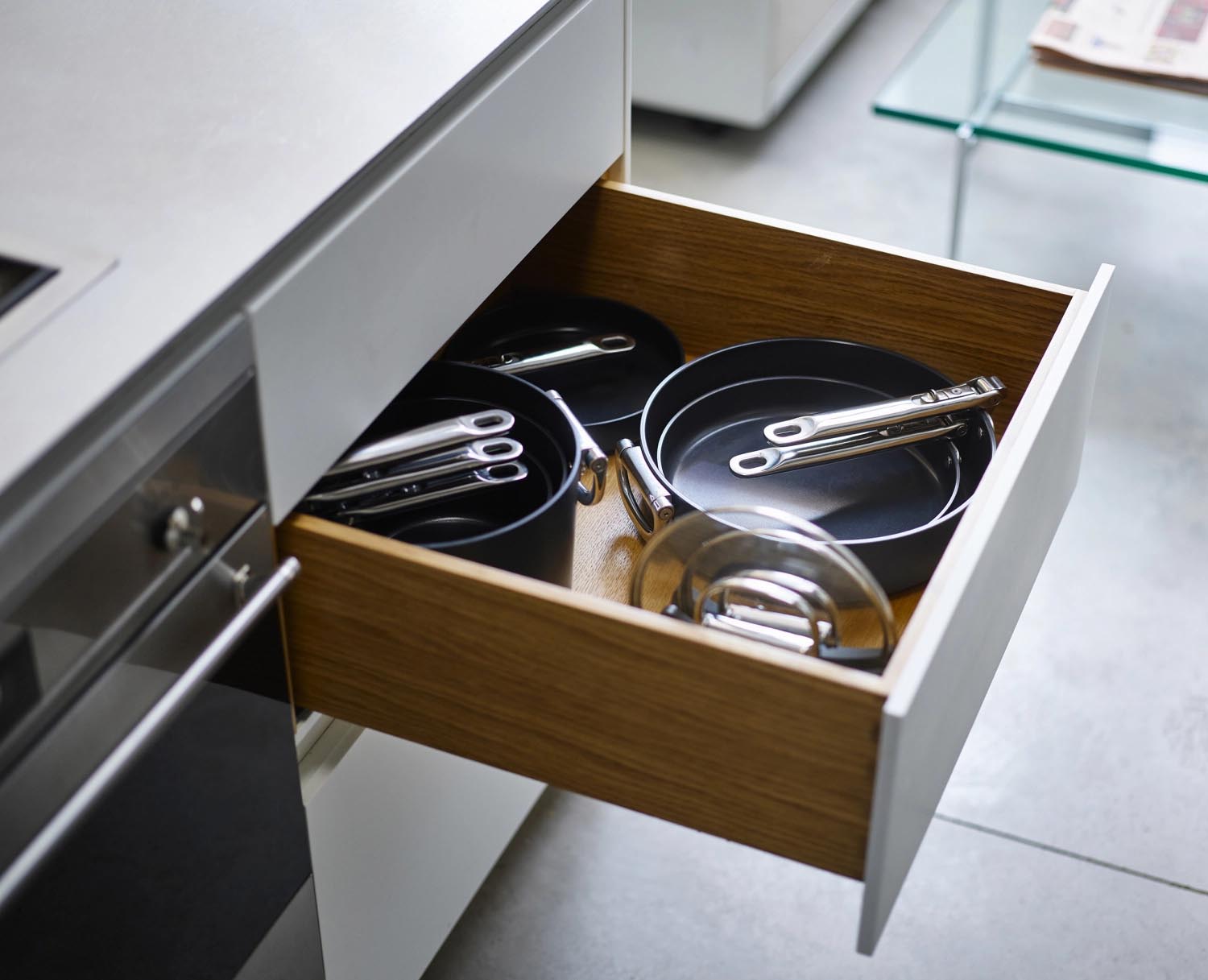 Die Space Bratpfanne D24cm von Joseph Joseph bietet ein platzsparendes Design mit klappbarem Griff und erstklassiger Antihaftbeschichtung für gesundes Kochen.
