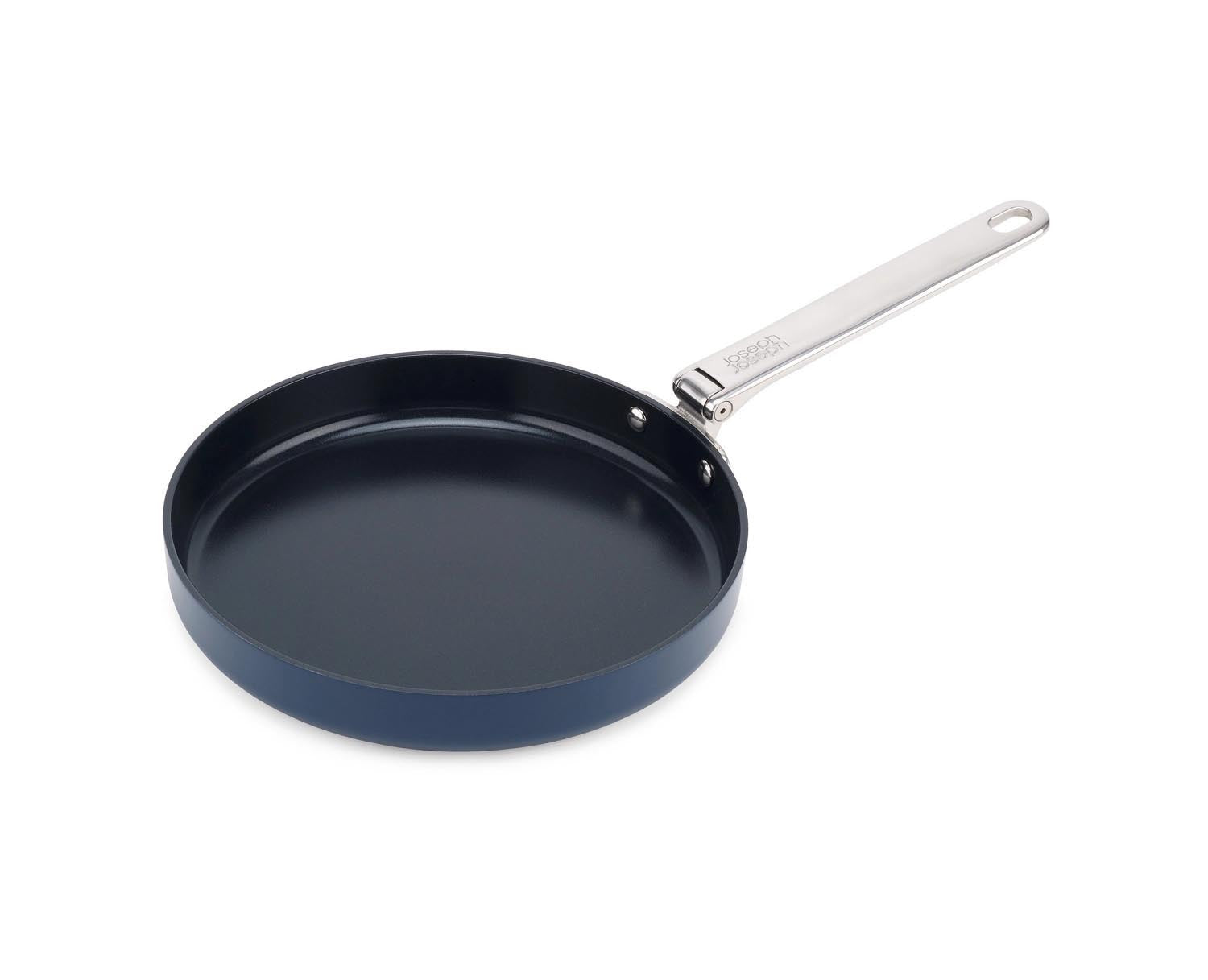 Die Joseph Joseph Space Bratpfanne D24cm mit klappbarem Griff bietet platzsparendes Design und ist perfekt für kleine Küchen.