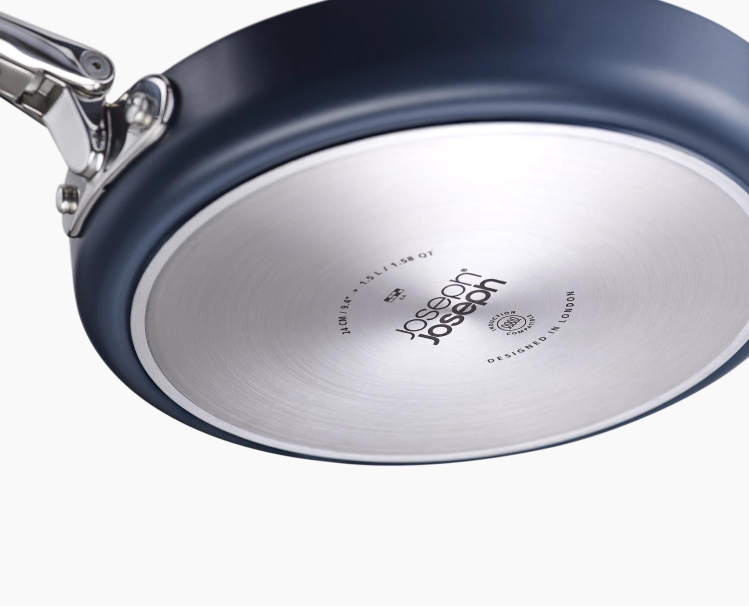 Die Space Bratpfanne D24cm von Joseph Joseph mit klappbarem Griff ist ideal für platzsparendes Kochen in kompakten Küchen.