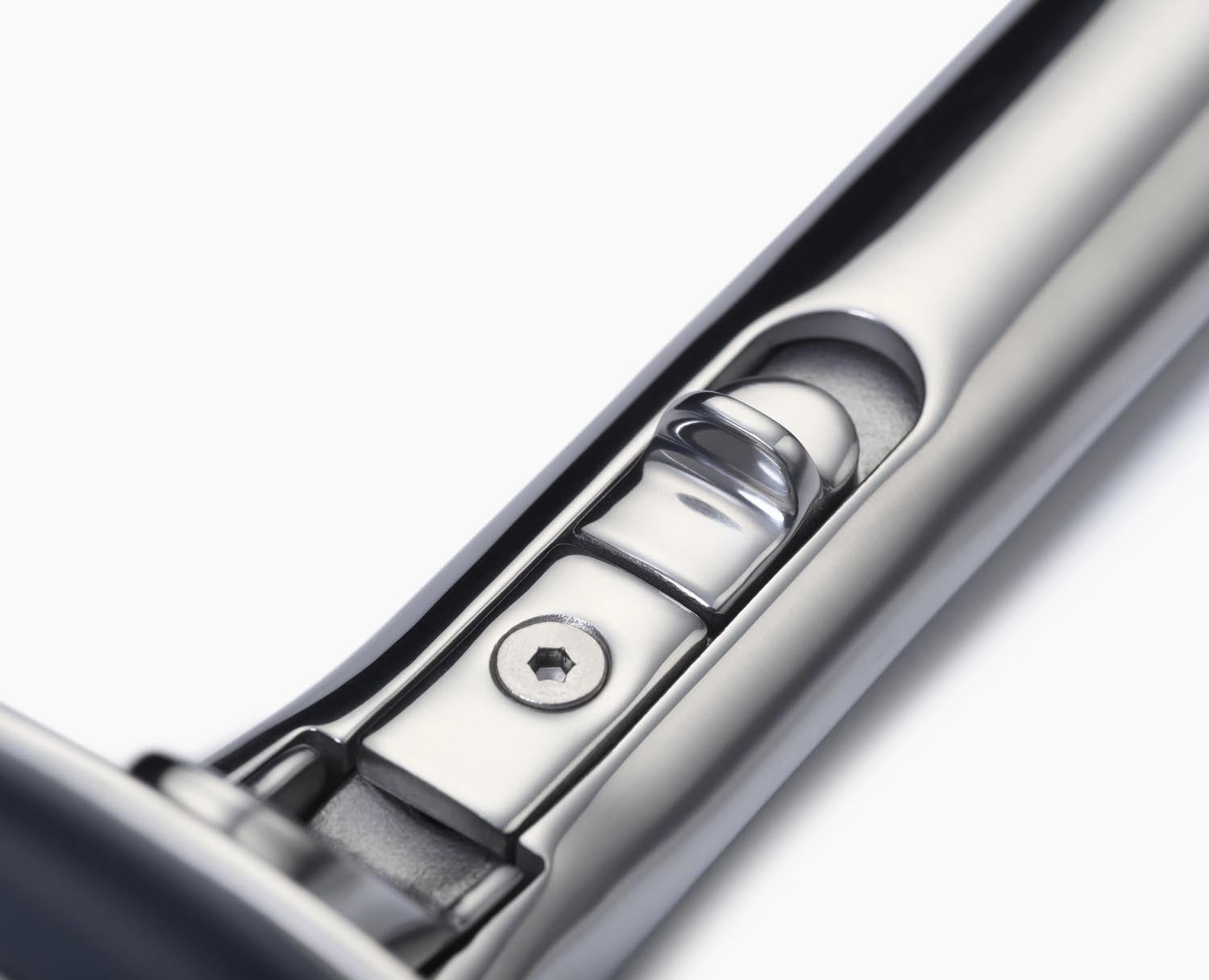 Die Joseph Joseph Space Bratpfanne D28cm überzeugt mit klappbarem Griff und innovativem Design für kompakte Aufbewahrung.