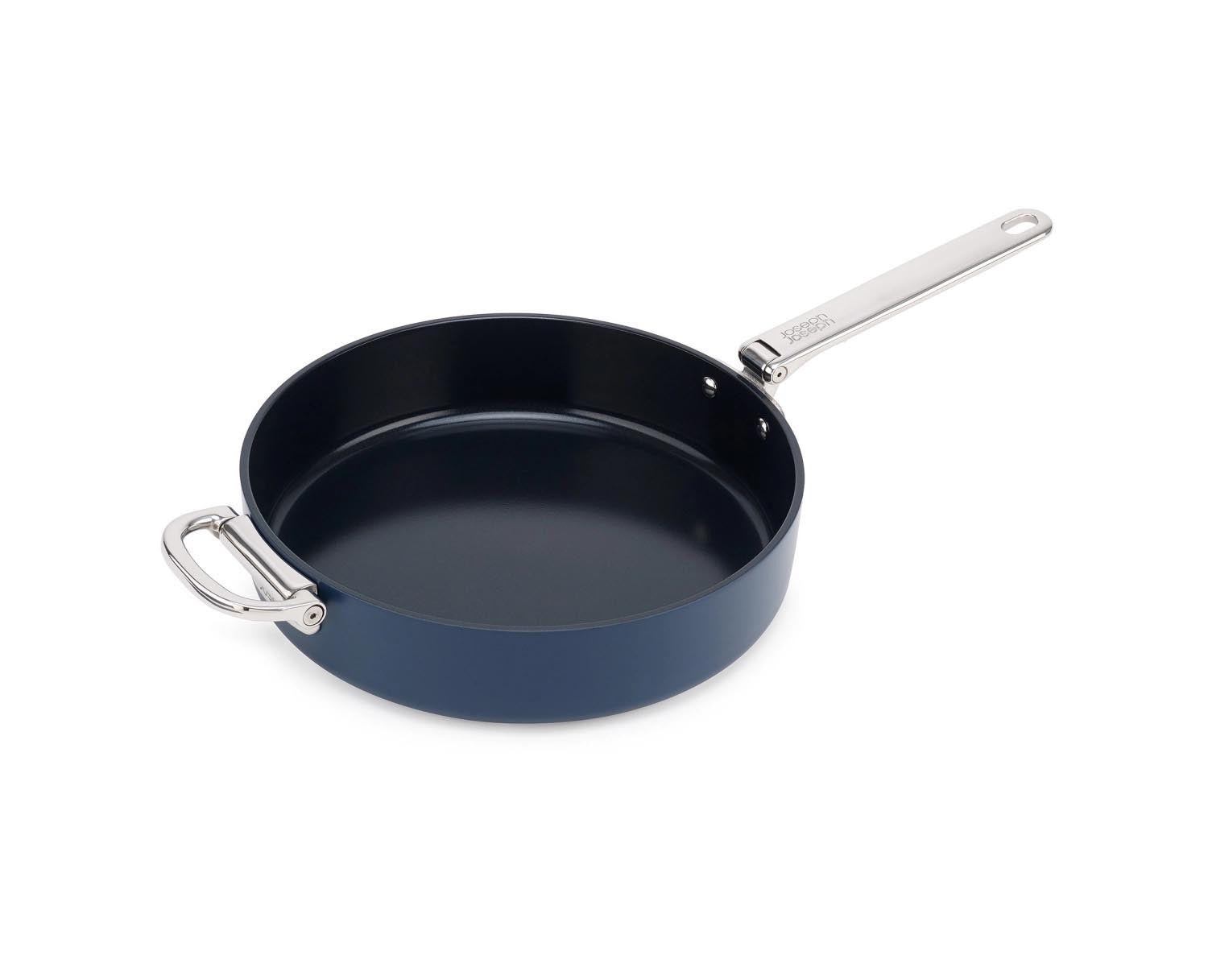 Die Joseph Joseph Space Bratpfanne D28cm mit klappbarem Griff ist perfekt für platzsparendes Kochen und modernes Design.