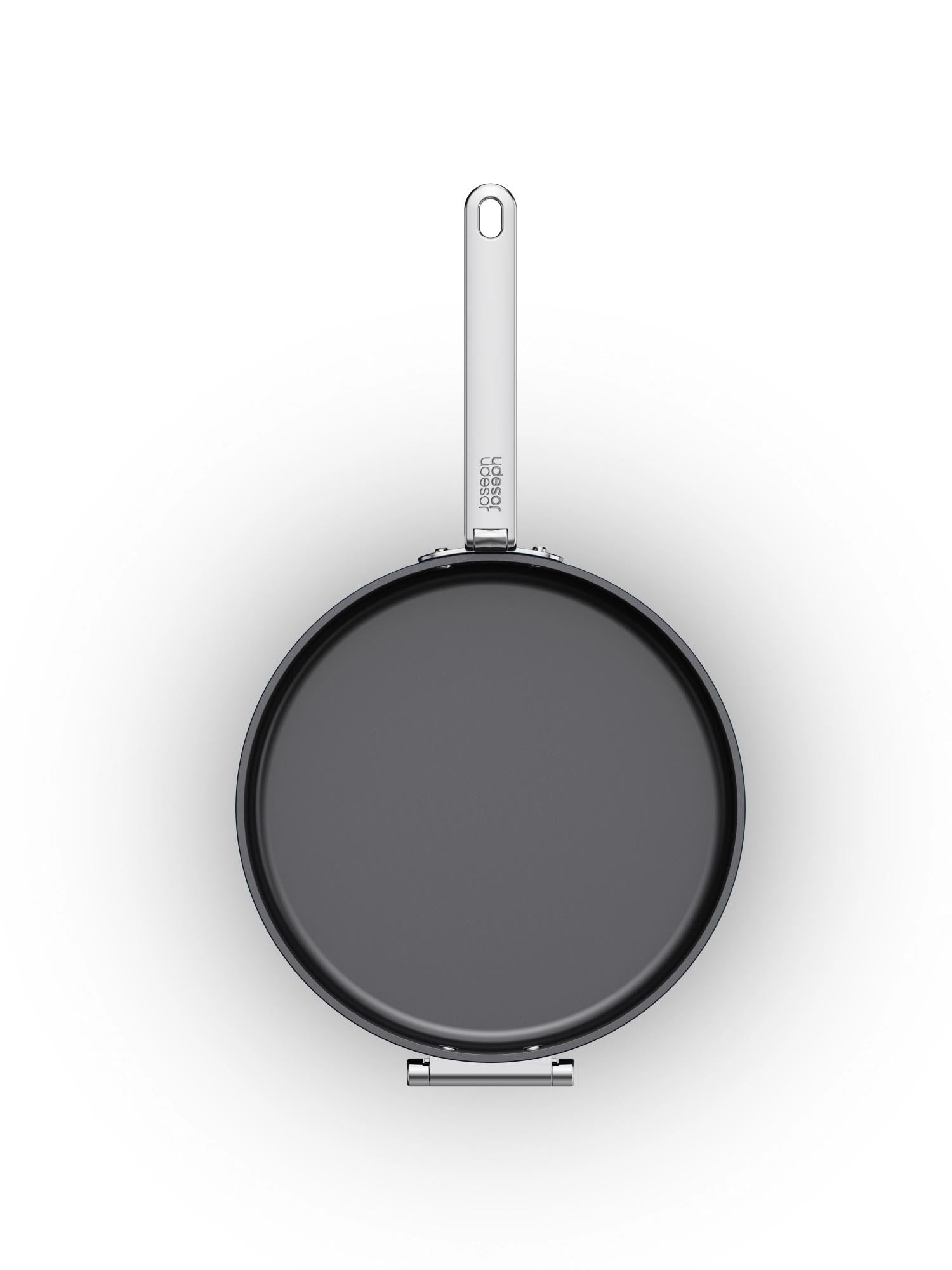 Die Space Bratpfanne D28cm von Joseph Joseph bietet modernes Design, klappbaren Griff und ist ideal für platzsparendes Kochen.