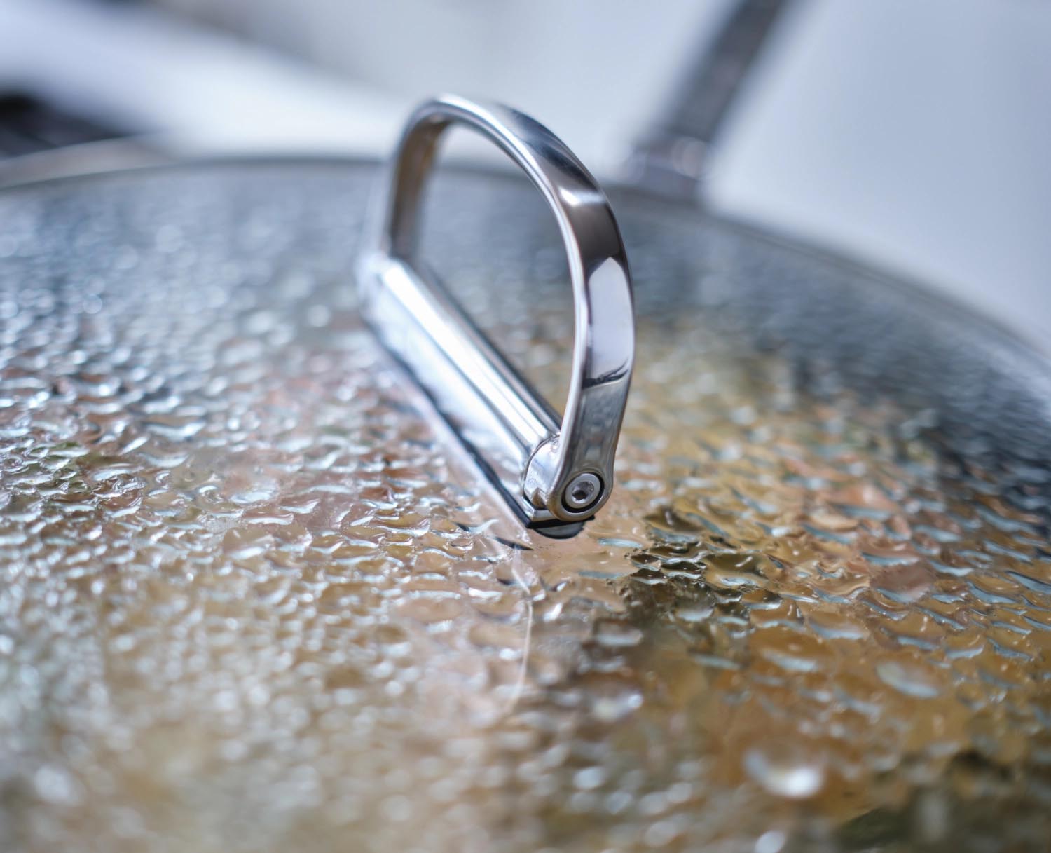 Kompakter 25cm Suppentopf von Joseph Joseph mit klappbaren Griffen. Perfekt für effizientes Kochen und einfache Lagerung in jeder Küche.