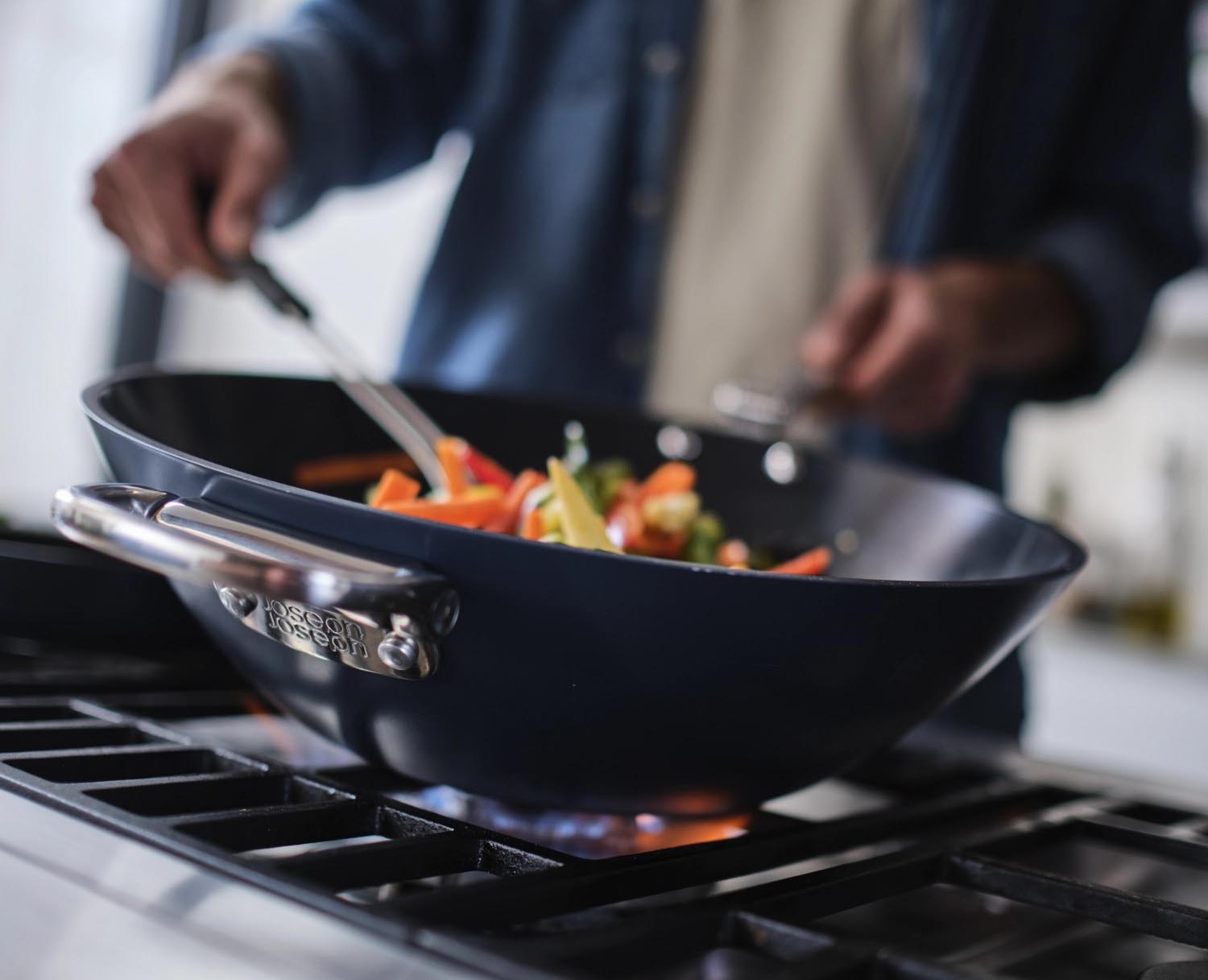 Joseph Joseph Space Wok, 32 cm, mit klappbaren Griffen für platzsparende Aufbewahrung und vielseitiges Kochen.