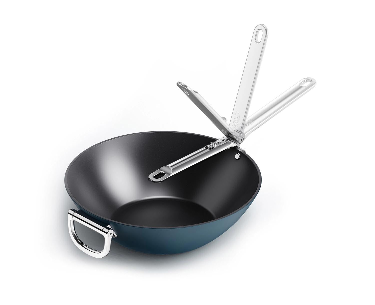 Moderner 32 cm Wok von Joseph Joseph mit klappbaren Griffen, ideal für platzsparendes Verstauen und vielseitiges Kochen.