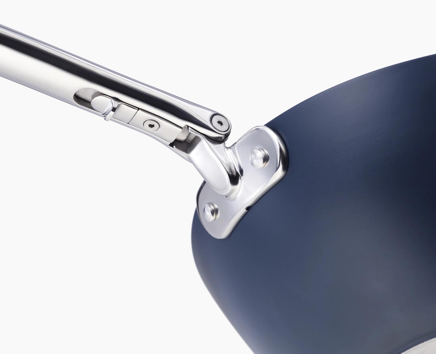 Praktischer 32 cm Wok von Joseph Joseph mit innovativen klappbaren Griffen, perfekt für platzsparendes Verstauen und vielseitige Gerichte.