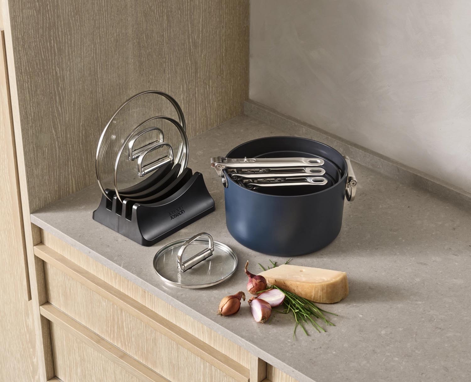 Das 3-teilige Space Pfannenset von Joseph Joseph bietet platzsparende Lösungen und hochwertige Materialien für gesundes Kochen und einfache Handhabung.