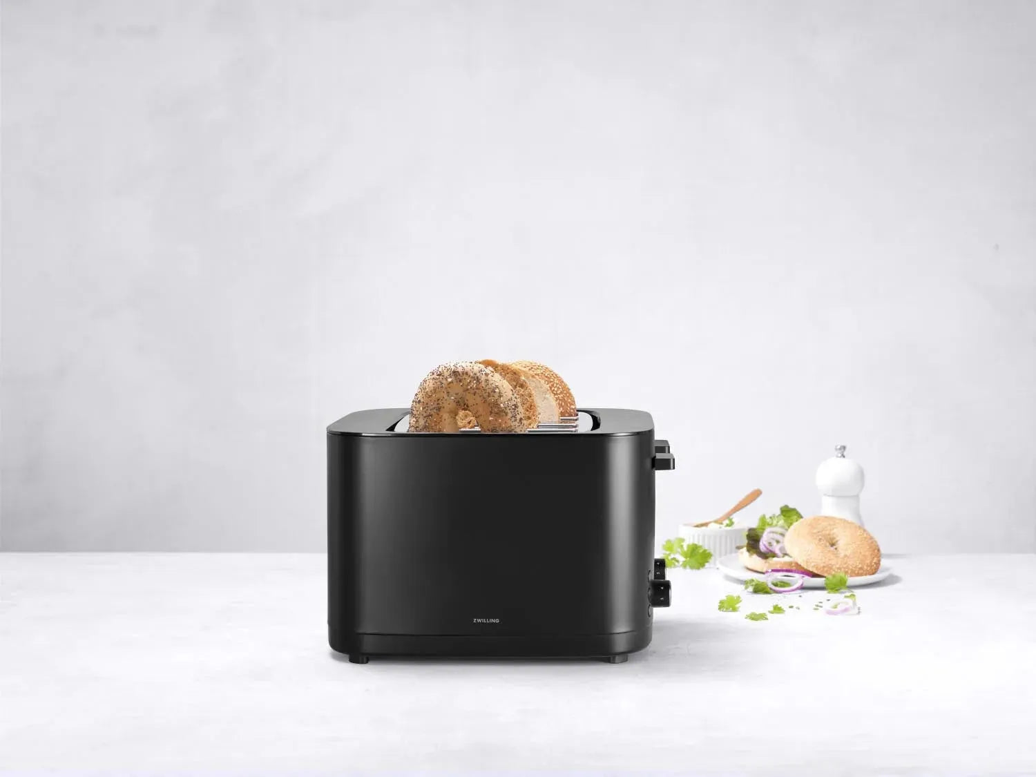 Der Zwilling Enfinigy Toaster 2 in Schwarz kombiniert stilvolles Design mit Brötchenaufsatz und sorgt für exzellente Toasts.