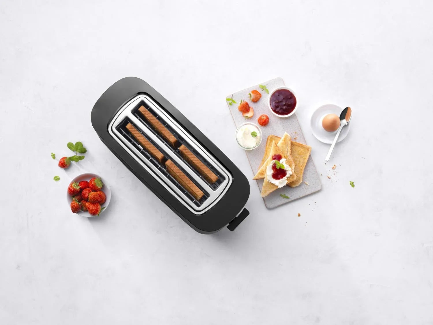 Der Enfinigy Toaster von Zwilling in Schwarz bietet Platz für 2/4 Scheiben und kommt mit einem praktischen Brötchenaufsatz.