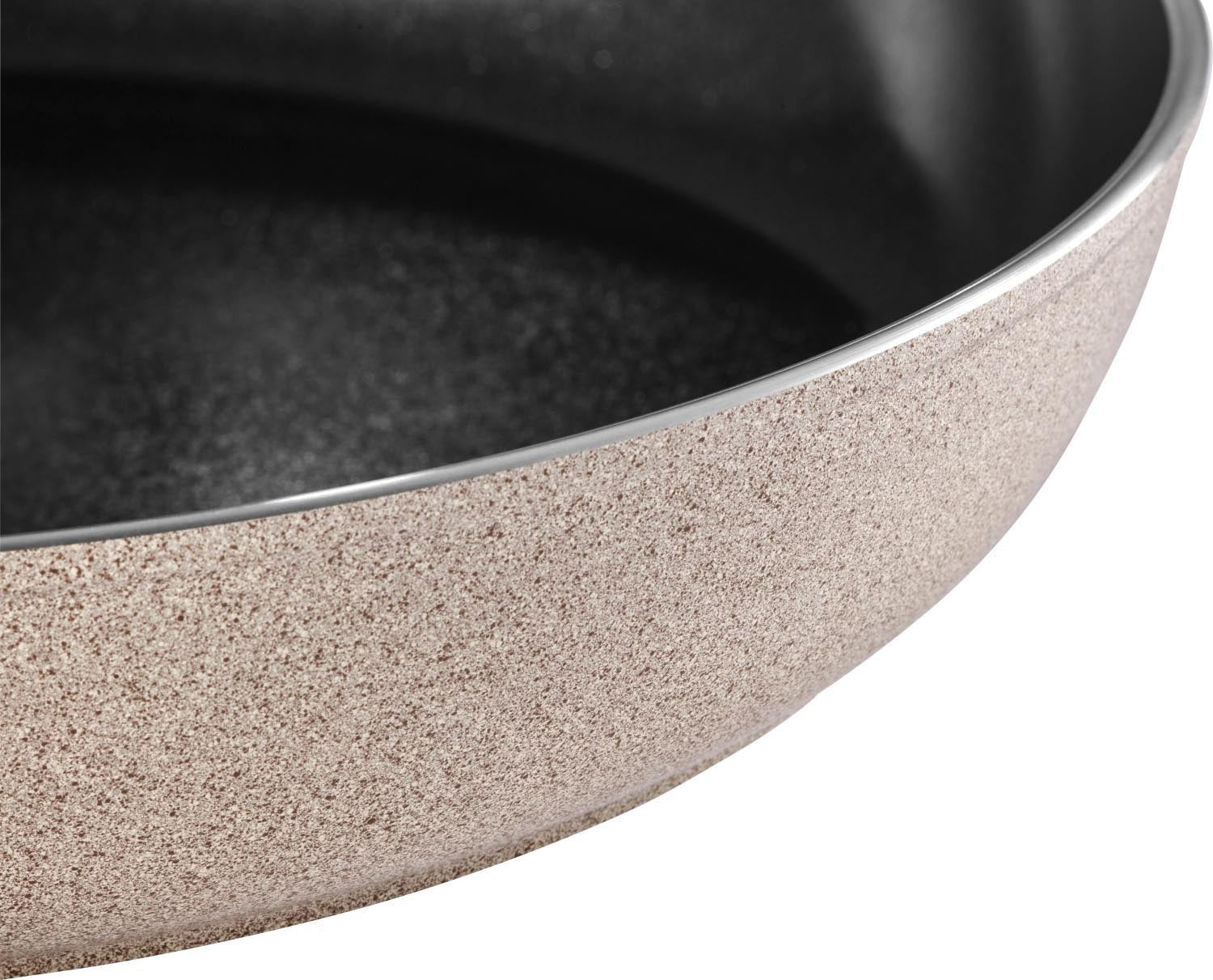 Die Ballarini Ledro Bratpfanne 24cm überzeugt mit robuster Antihaftbeschichtung und stilvollem Design für müheloses Braten.