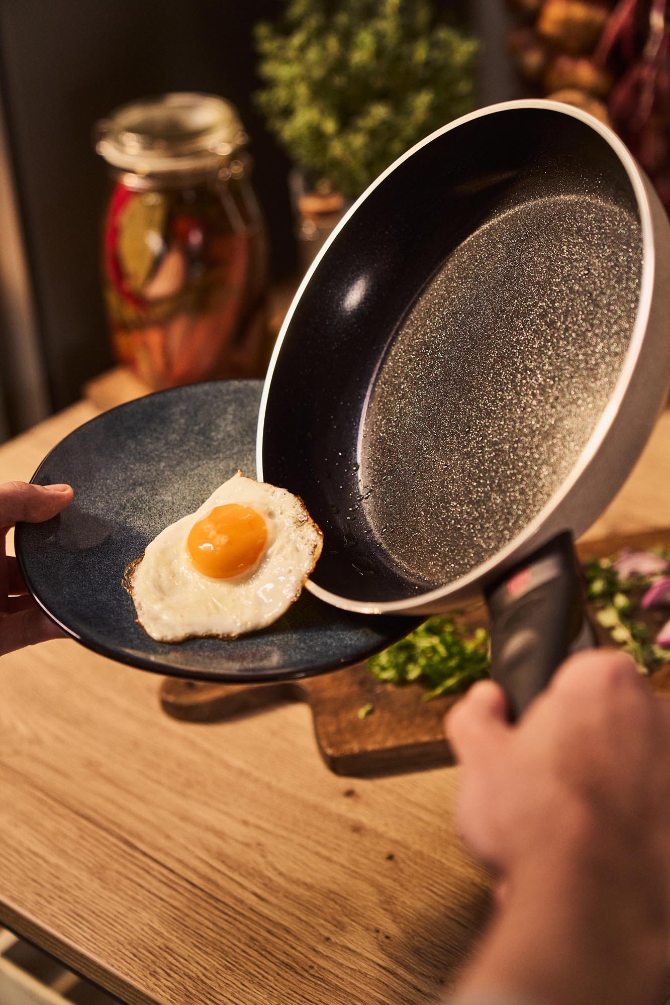 Die Ballarini Ledro Bratpfanne 28cm bietet Antihaft-Beschichtung, gleichmäßige Hitzeverteilung und modernes Design für Ihre Küche.