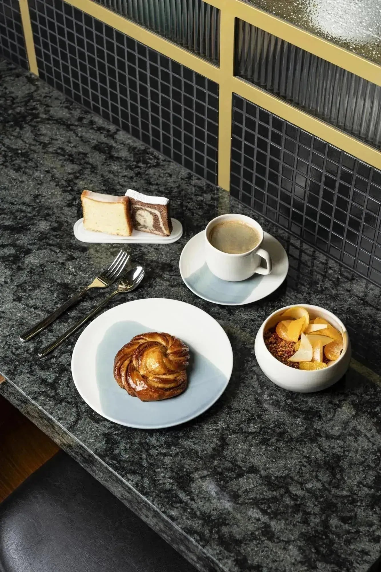 Elegante Porzellan-Untertasse von Revol, 16 cm Durchmesser, 2,2 cm hoch, in Cognac und Weiß, ideal für stilvolle Tee-Momente.