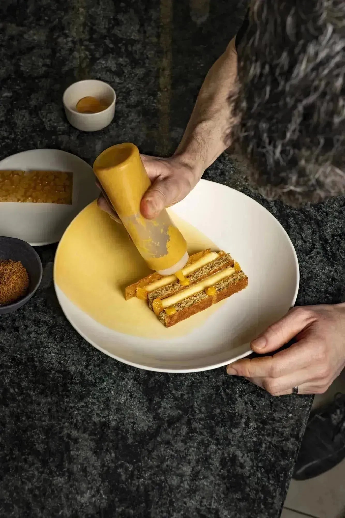Porzellan-Teeuntertasse von Revol, 16 cm, 2,2 cm hoch, in Cognac und Weiß, perfekt für elegante Teestunden.