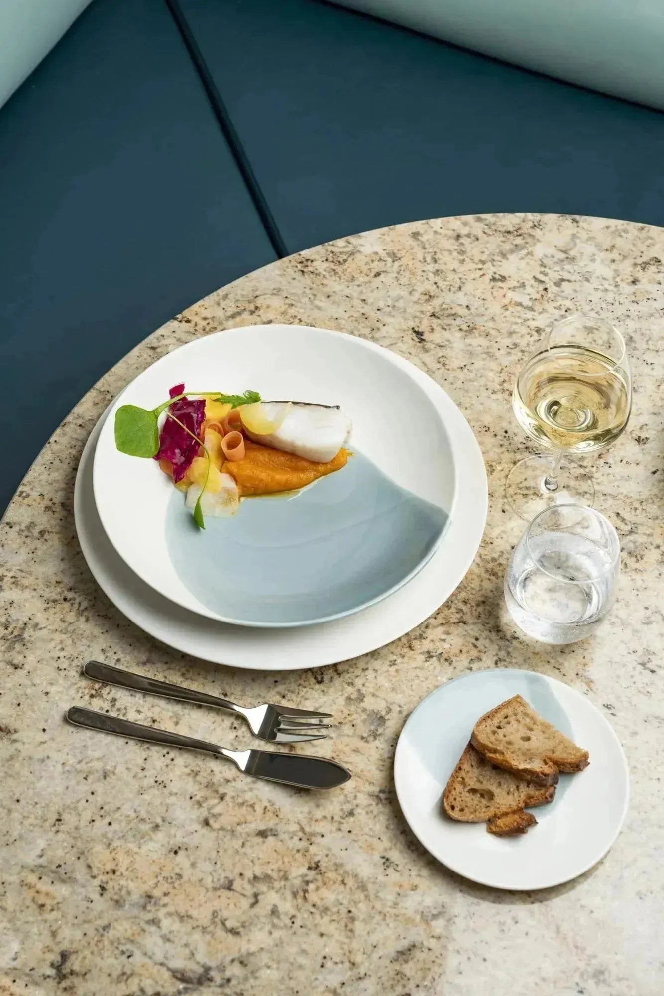 Porzellan-Untertasse von Revol, 16 cm Durchmesser, 2,2 cm hoch, in Safran und Alabasterweiß, stilvoll und funktional.